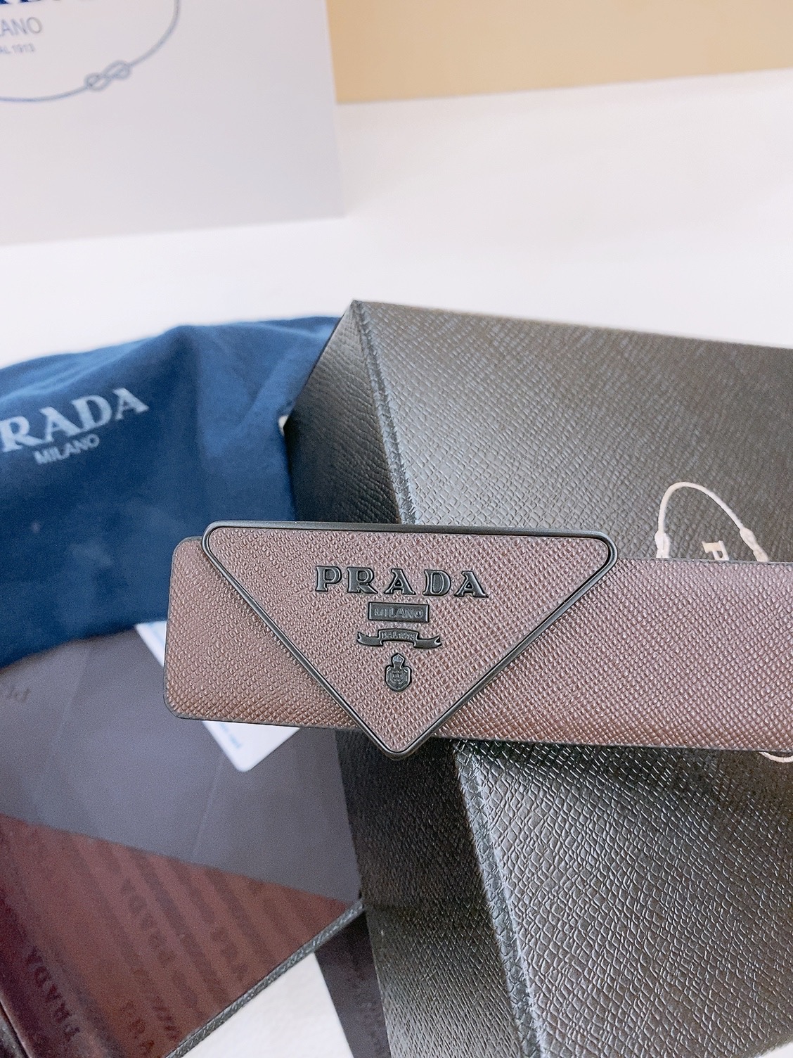  PRADA (普拉达) 专柜最新款 🎉🎉🎉  这款搭扣式腰带出自多功能的组合式配饰系列 可随心搭配 三