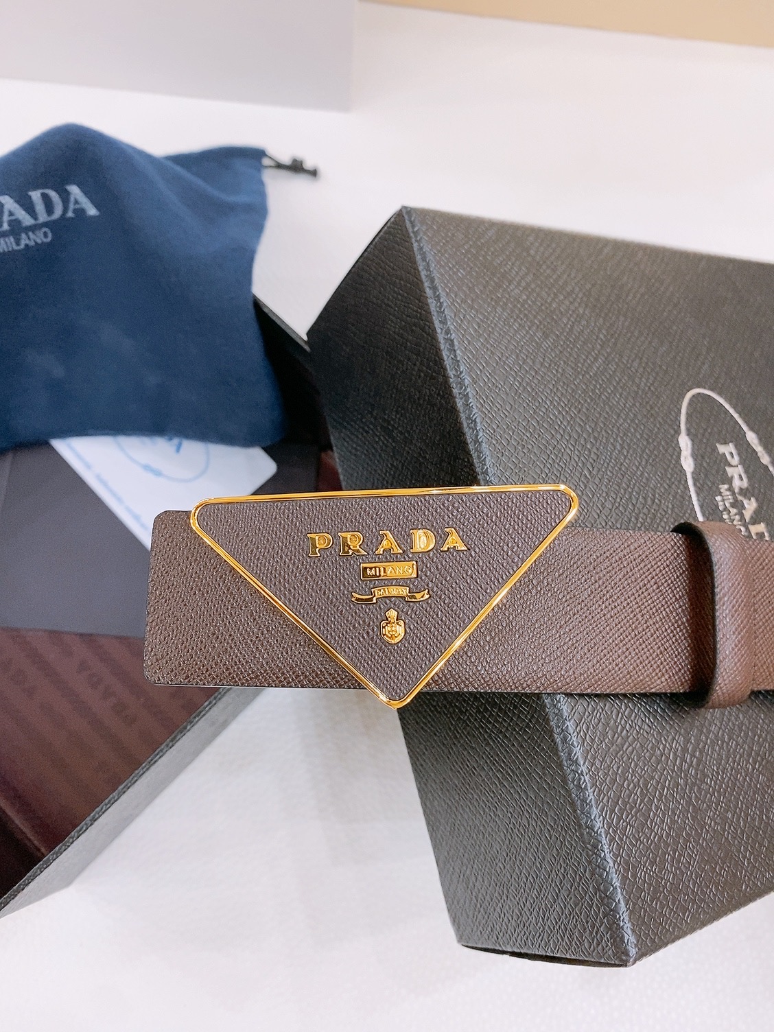  PRADA (普拉达) 专柜最新款 🎉🎉🎉  这款搭扣式腰带出自多功能的组合式配饰系列 可随心搭配 三