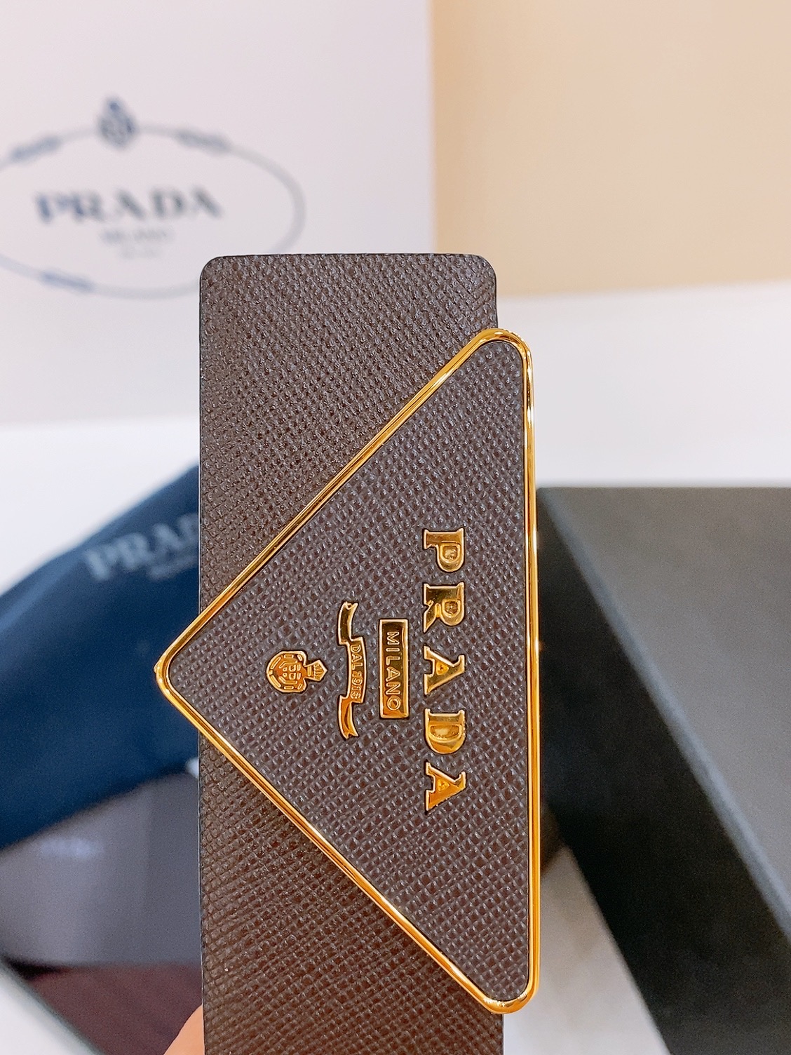  PRADA (普拉达) 专柜最新款 🎉🎉🎉  这款搭扣式腰带出自多功能的组合式配饰系列 可随心搭配 三