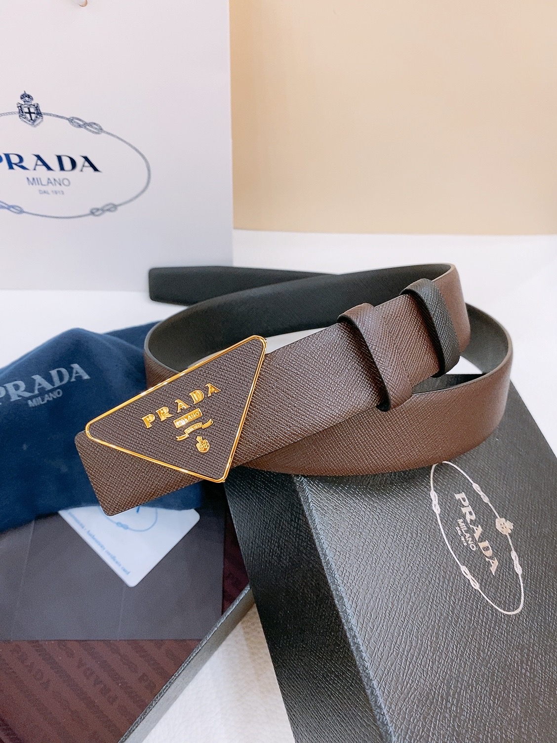  PRADA (普拉达) 专柜最新款 🎉🎉🎉  这款搭扣式腰带出自多功能的组合式配饰系列 可随心搭配 三