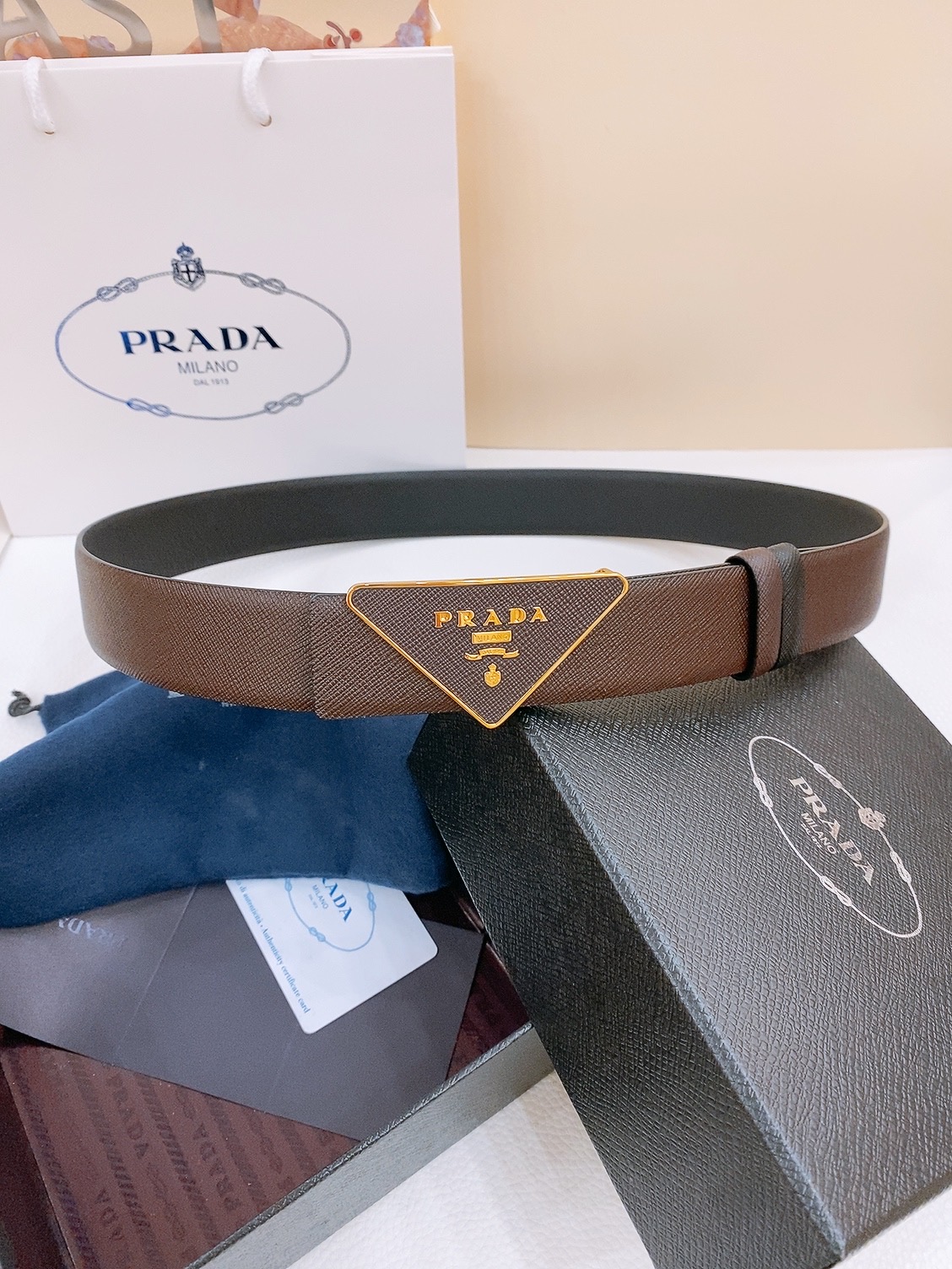  PRADA (普拉达) 专柜最新款 🎉🎉🎉  这款搭扣式腰带出自多功能的组合式配饰系列 可随心搭配 三