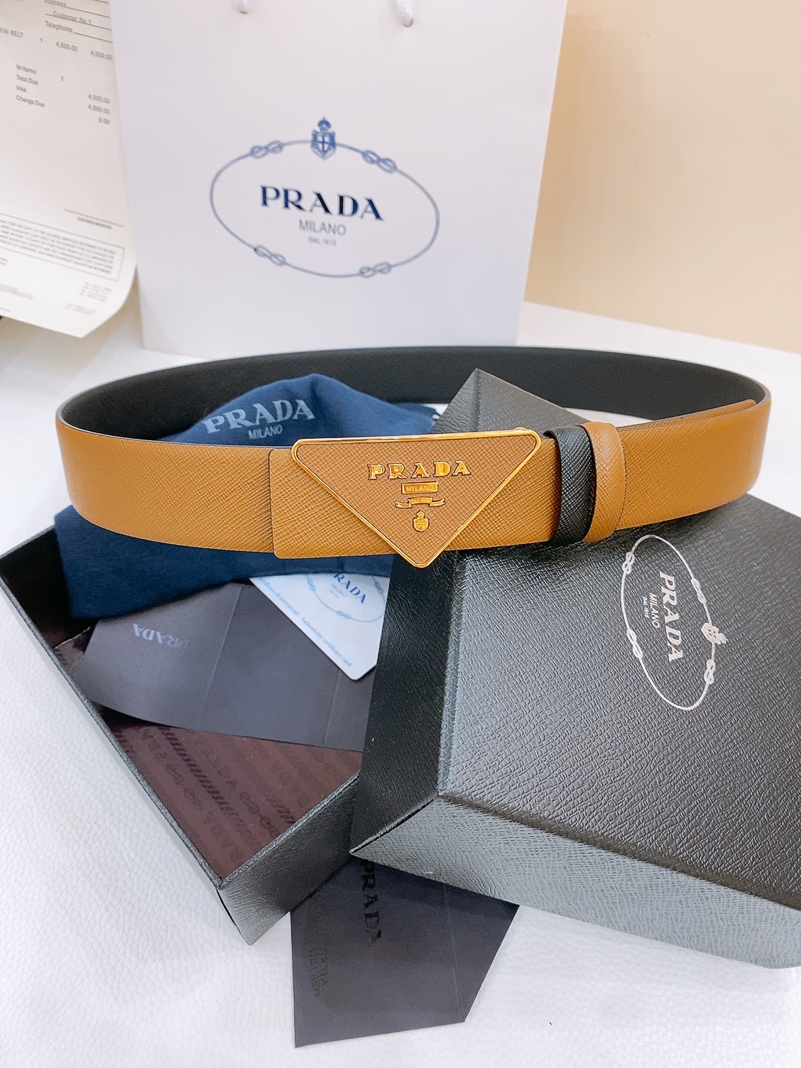  PRADA (普拉达) 专柜最新款 🎉🎉🎉  这款搭扣式腰带出自多功能的组合式配饰系列 可随心搭配 三