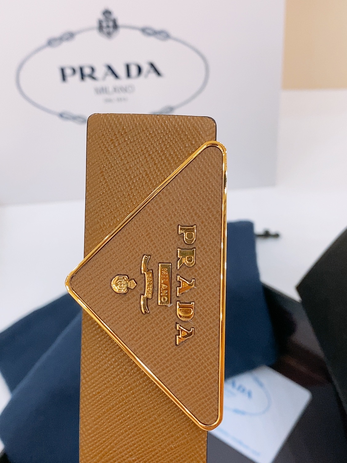  PRADA (普拉达) 专柜最新款 🎉🎉🎉  这款搭扣式腰带出自多功能的组合式配饰系列 可随心搭配 三