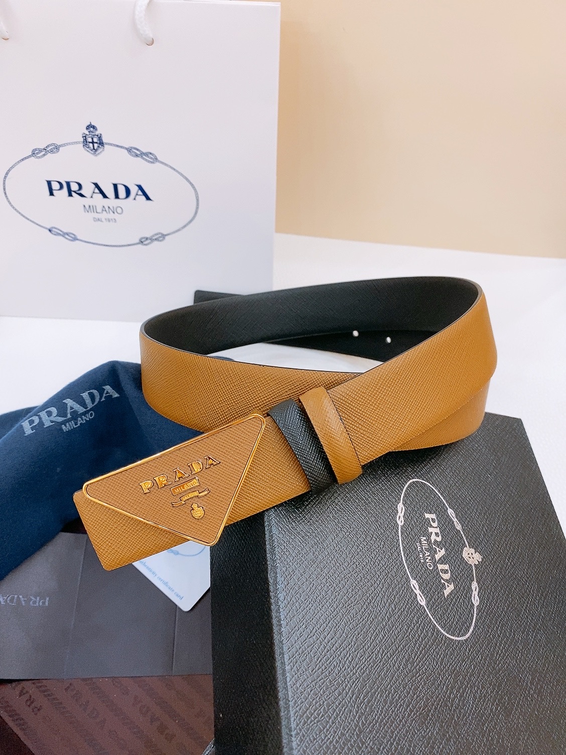  PRADA (普拉达) 专柜最新款 🎉🎉🎉  这款搭扣式腰带出自多功能的组合式配饰系列 可随心搭配 三