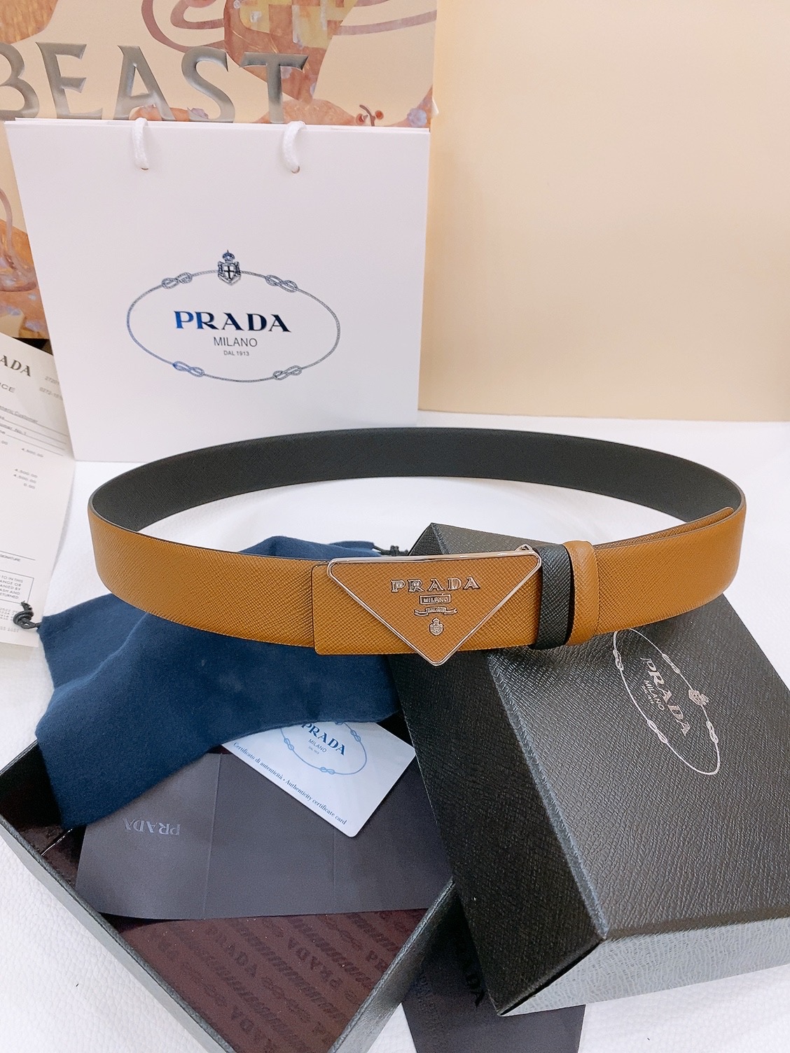  PRADA (普拉达) 专柜最新款 🎉🎉🎉  这款搭扣式腰带出自多功能的组合式配饰系列 可随心搭配 三