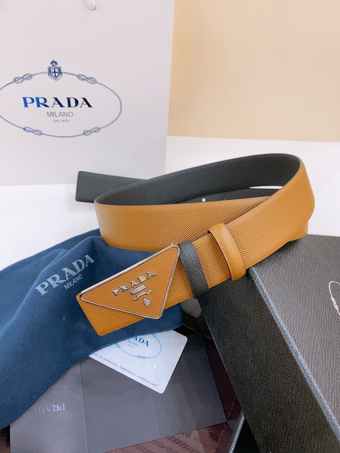  PRADA (普拉达) 专柜最新款 🎉🎉🎉  这款搭扣式腰带出自多功能的组合式配饰系列 可随心搭配 三