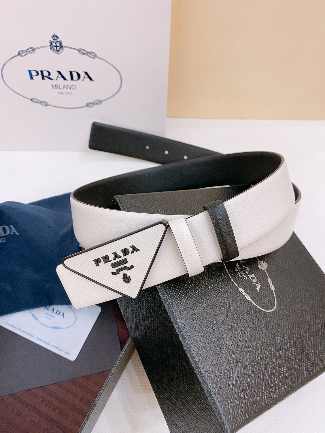  PRADA (普拉达) 专柜最新款 🎉🎉🎉  这款搭扣式腰带出自多功能的组合式配饰系列 可随心搭配 三