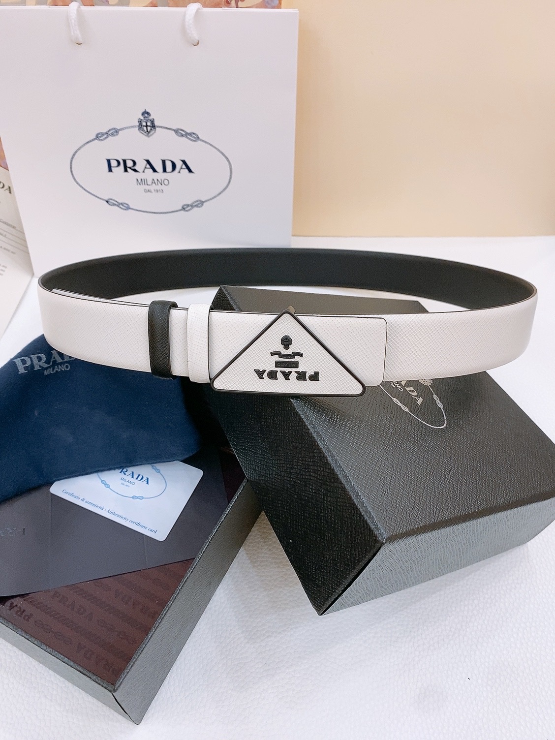  PRADA (普拉达) 专柜最新款 🎉🎉🎉  这款搭扣式腰带出自多功能的组合式配饰系列 可随心搭配 三