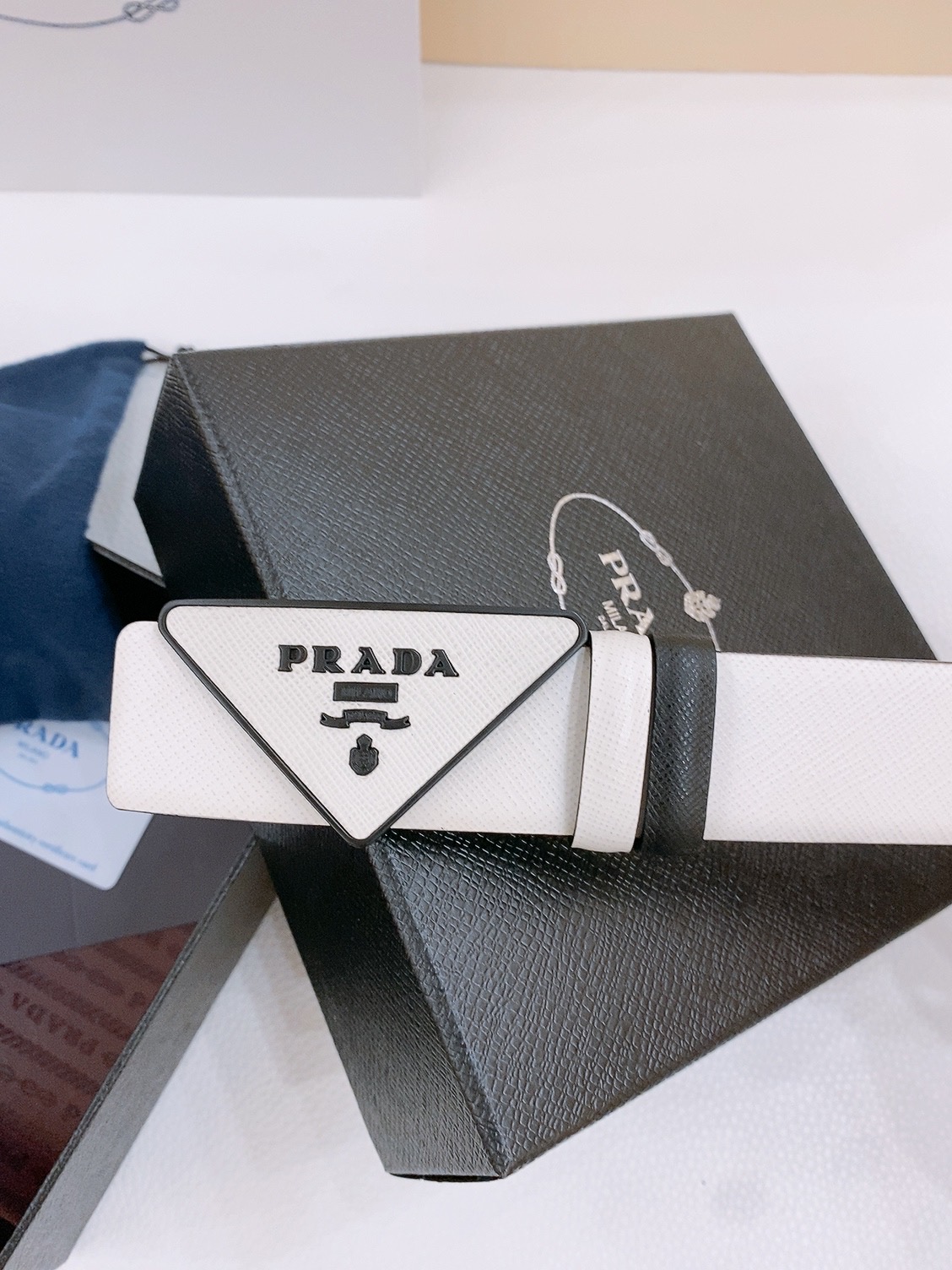  PRADA (普拉达) 专柜最新款 🎉🎉🎉  这款搭扣式腰带出自多功能的组合式配饰系列 可随心搭配 三