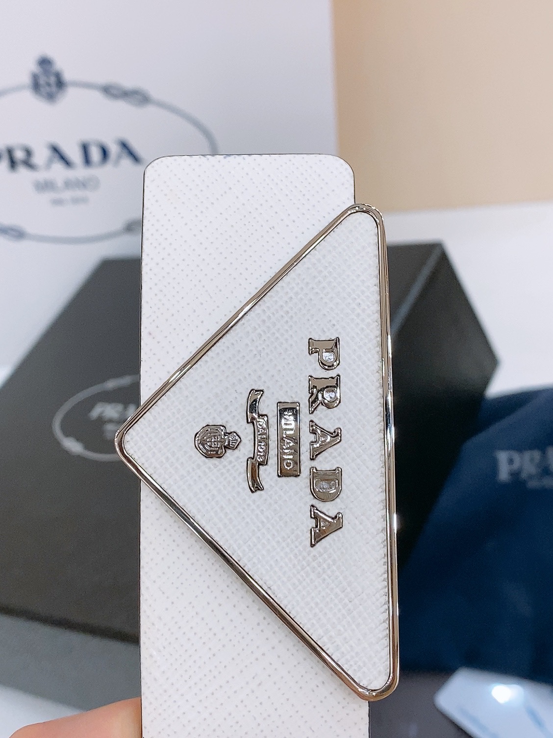  PRADA (普拉达) 专柜最新款 🎉🎉🎉  这款搭扣式腰带出自多功能的组合式配饰系列 可随心搭配 三