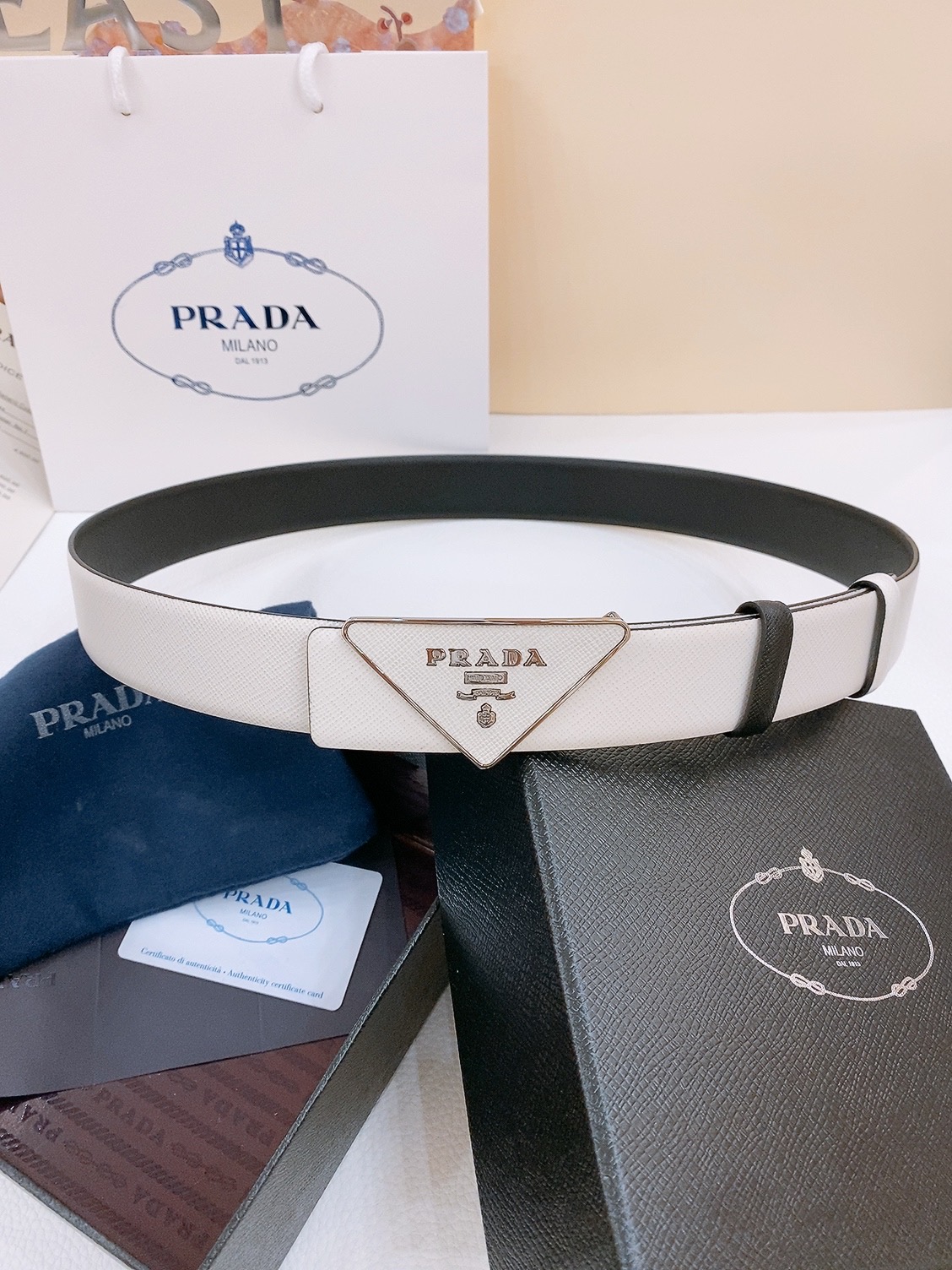  PRADA (普拉达) 专柜最新款 🎉🎉🎉  这款搭扣式腰带出自多功能的组合式配饰系列 可随心搭配 三
