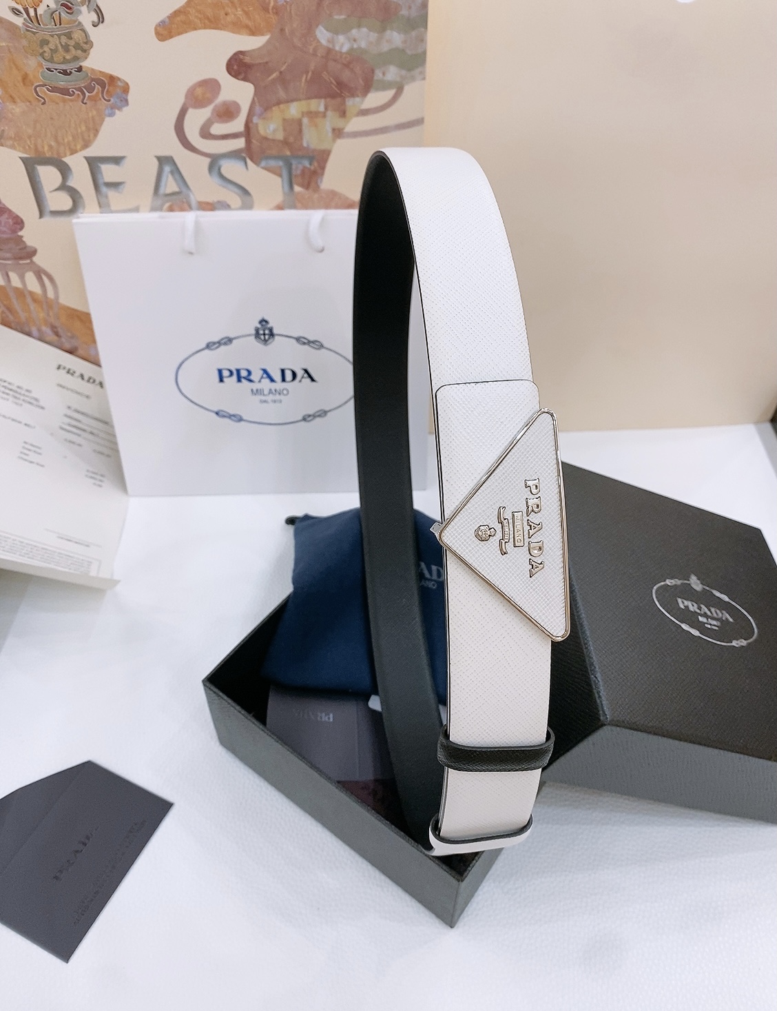  PRADA (普拉达) 专柜最新款 🎉🎉🎉  这款搭扣式腰带出自多功能的组合式配饰系列 可随心搭配 三