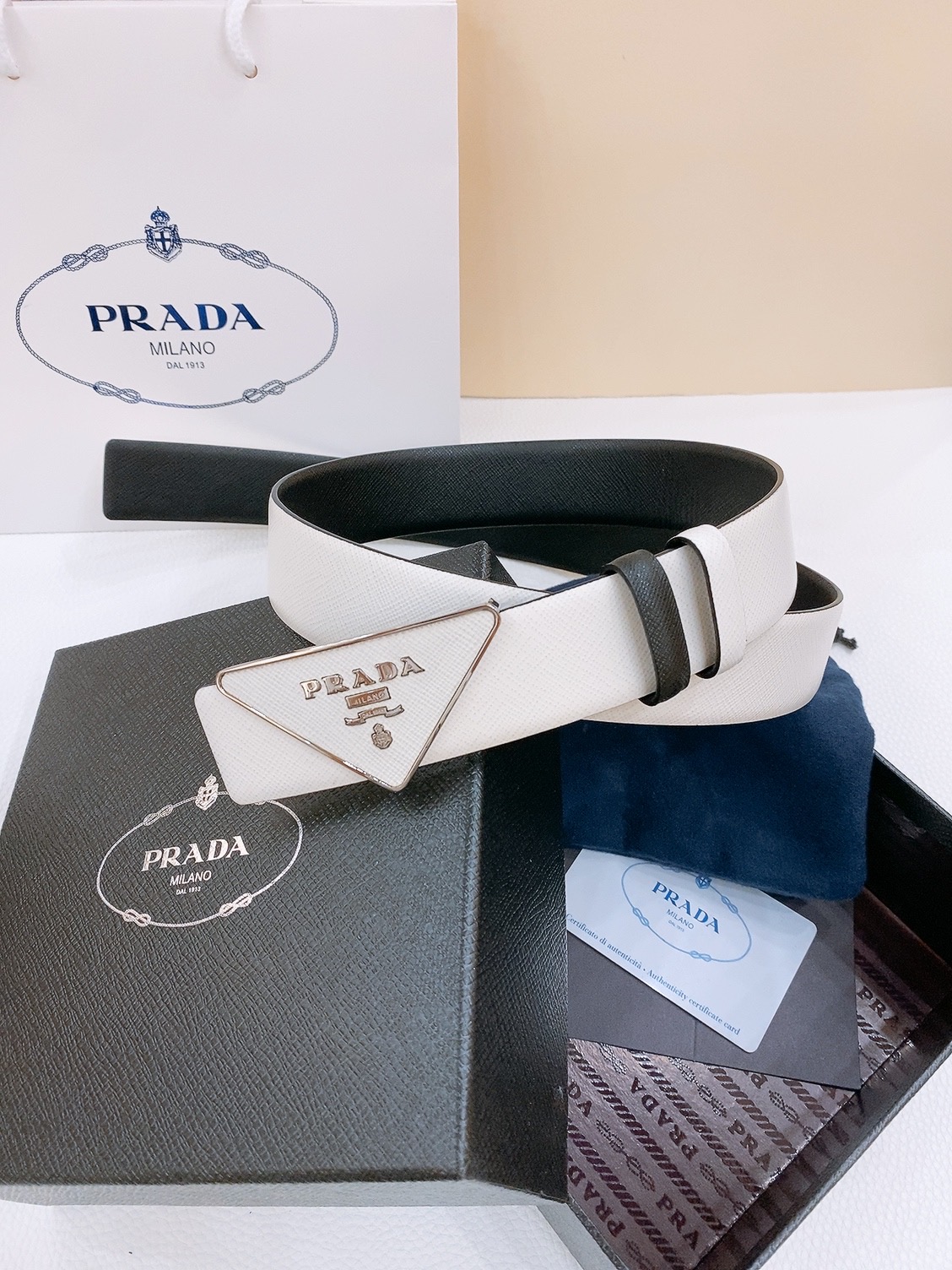  PRADA (普拉达) 专柜最新款 🎉🎉🎉  这款搭扣式腰带出自多功能的组合式配饰系列 可随心搭配 三