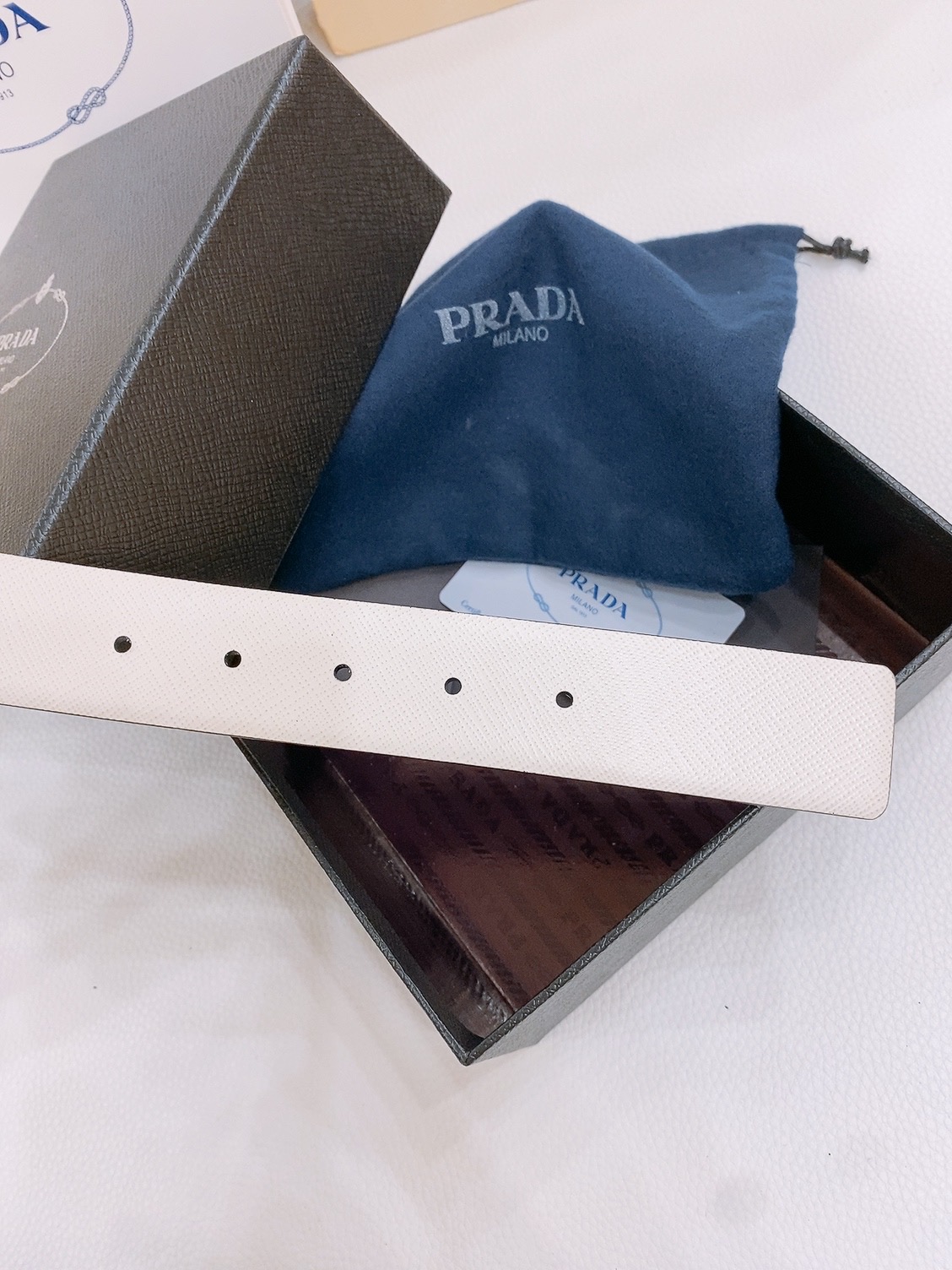  PRADA (普拉达) 专柜最新款 🎉🎉🎉  这款搭扣式腰带出自多功能的组合式配饰系列 可随心搭配 三