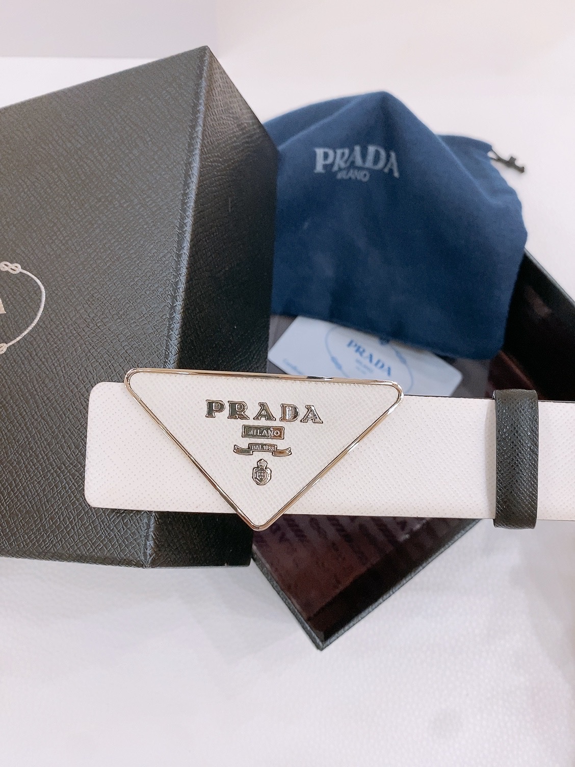  PRADA (普拉达) 专柜最新款 🎉🎉🎉  这款搭扣式腰带出自多功能的组合式配饰系列 可随心搭配 三