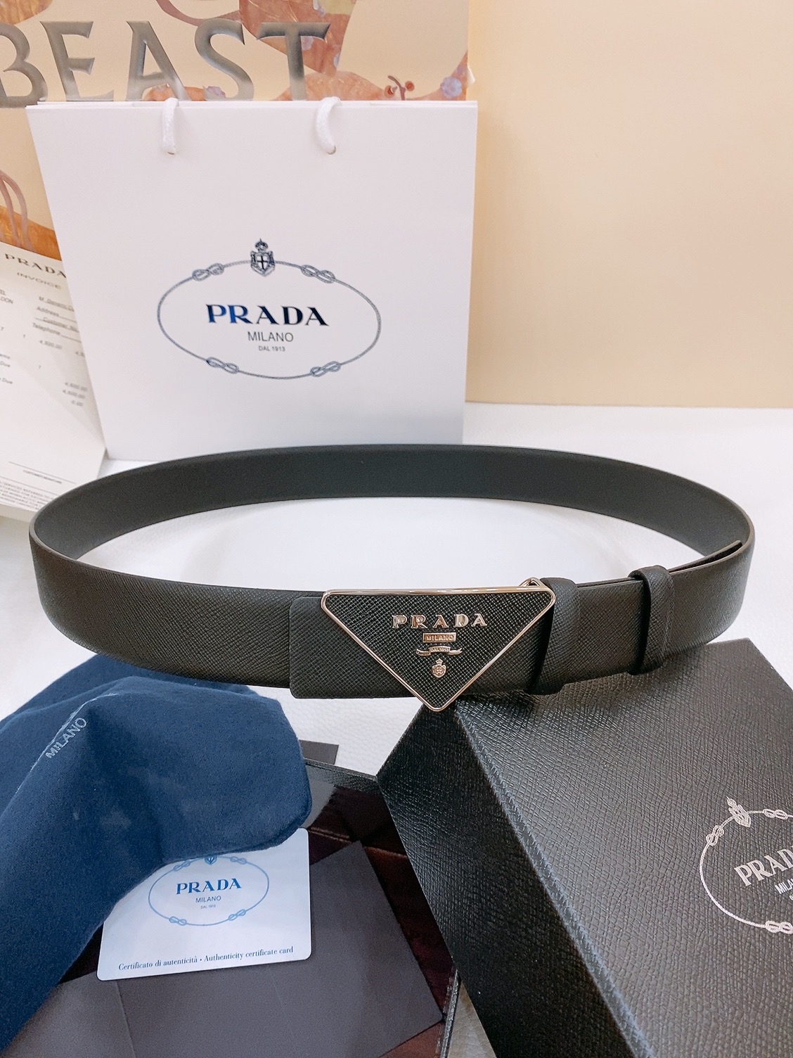  PRADA (普拉达) 专柜最新款 🎉🎉🎉  这款搭扣式腰带出自多功能的组合式配饰系列 可随心搭配 三