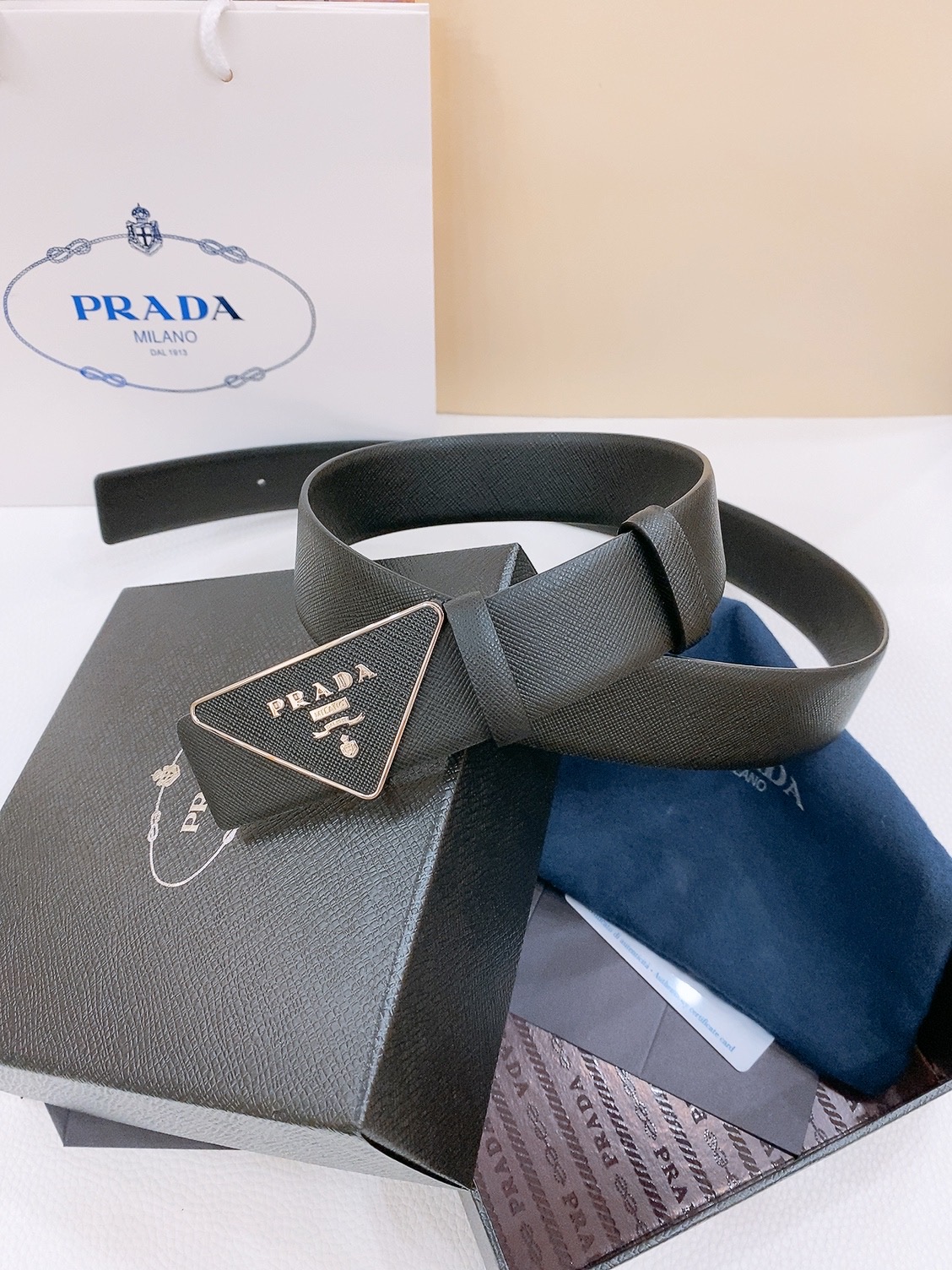  PRADA (普拉达) 专柜最新款 🎉🎉🎉  这款搭扣式腰带出自多功能的组合式配饰系列 可随心搭配 三