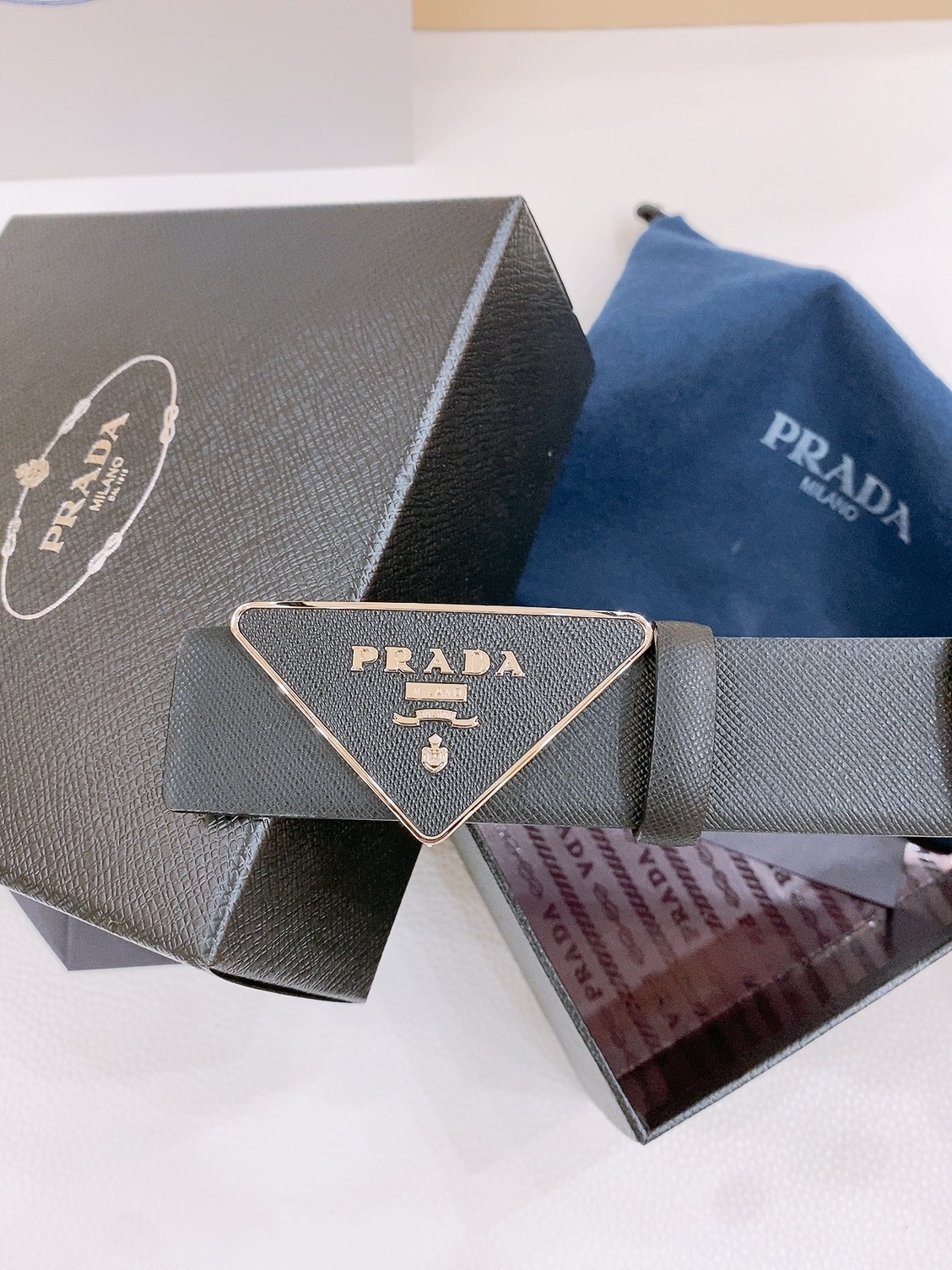  PRADA (普拉达) 专柜最新款 🎉🎉🎉  这款搭扣式腰带出自多功能的组合式配饰系列 可随心搭配 三