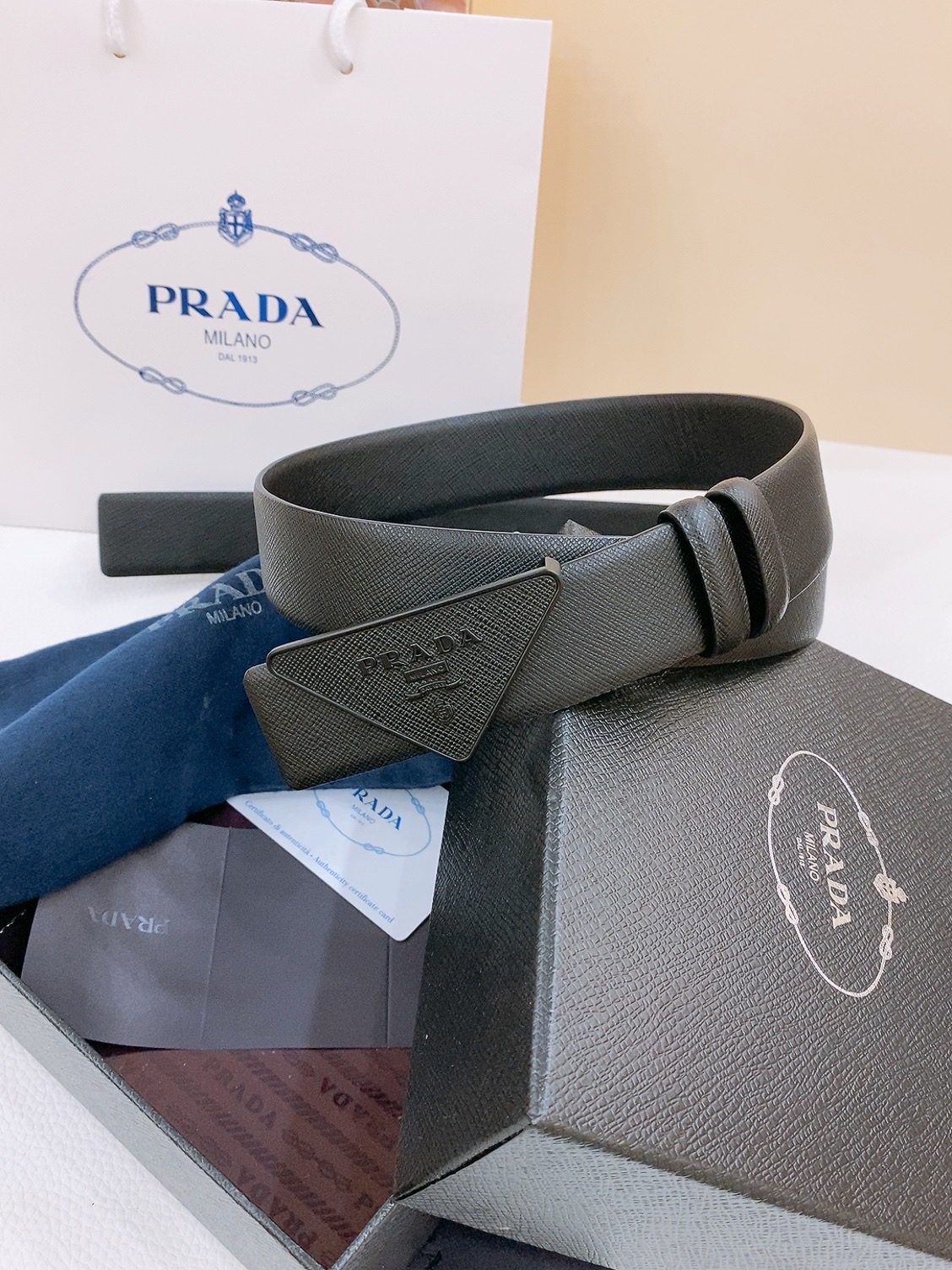  PRADA (普拉达) 专柜最新款 🎉🎉🎉  这款搭扣式腰带出自多功能的组合式配饰系列 可随心搭配 三
