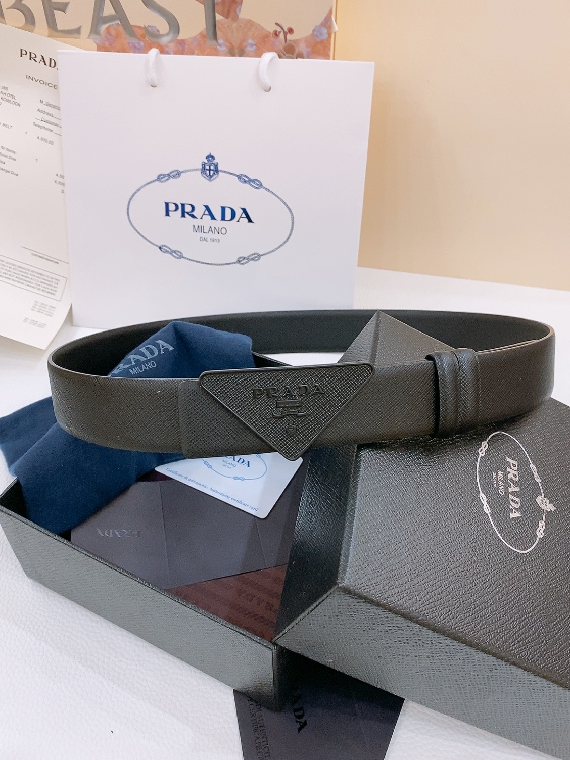  PRADA (普拉达) 专柜最新款 🎉🎉🎉  这款搭扣式腰带出自多功能的组合式配饰系列 可随心搭配 三