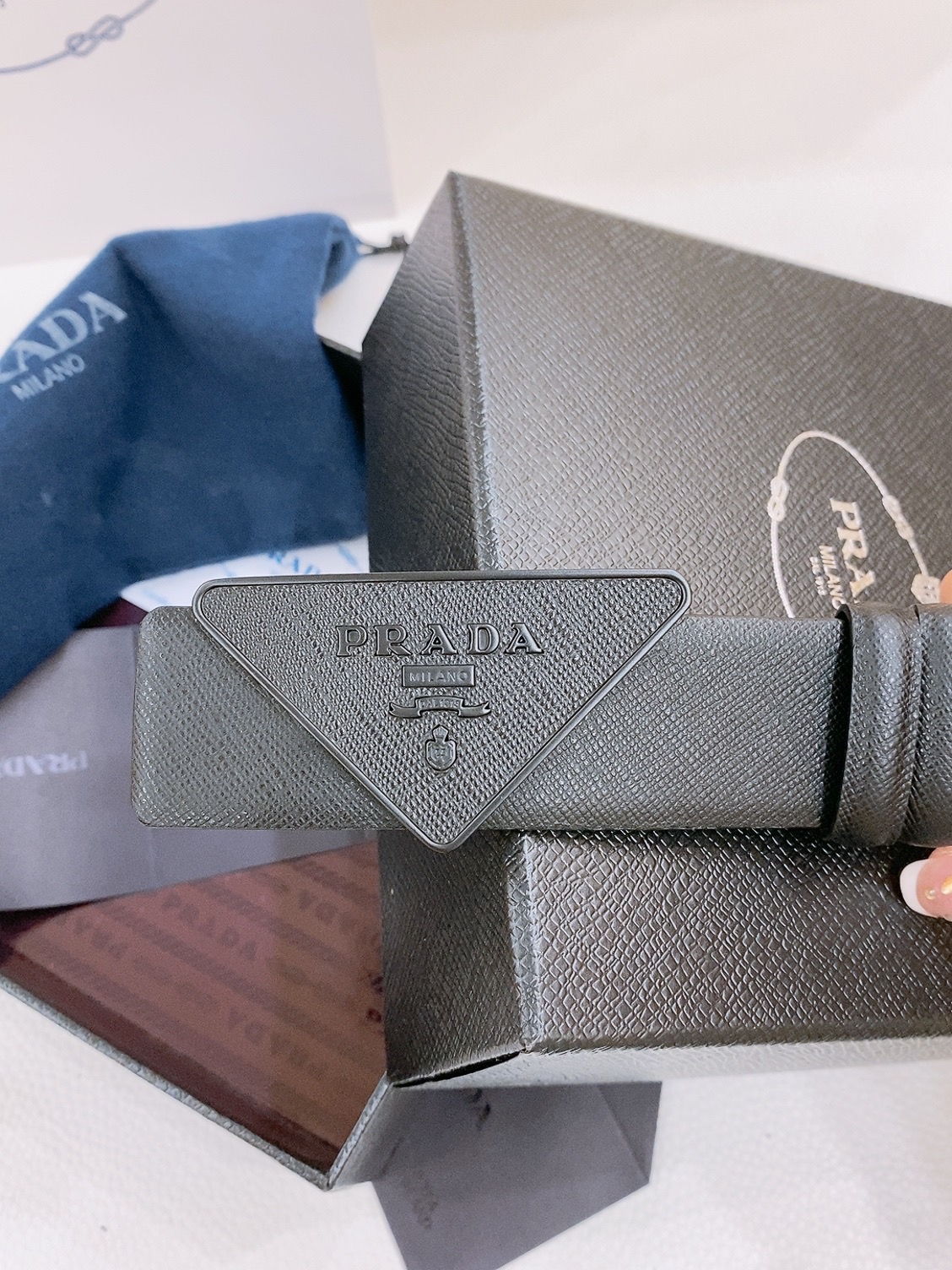  PRADA (普拉达) 专柜最新款 🎉🎉🎉  这款搭扣式腰带出自多功能的组合式配饰系列 可随心搭配 三
