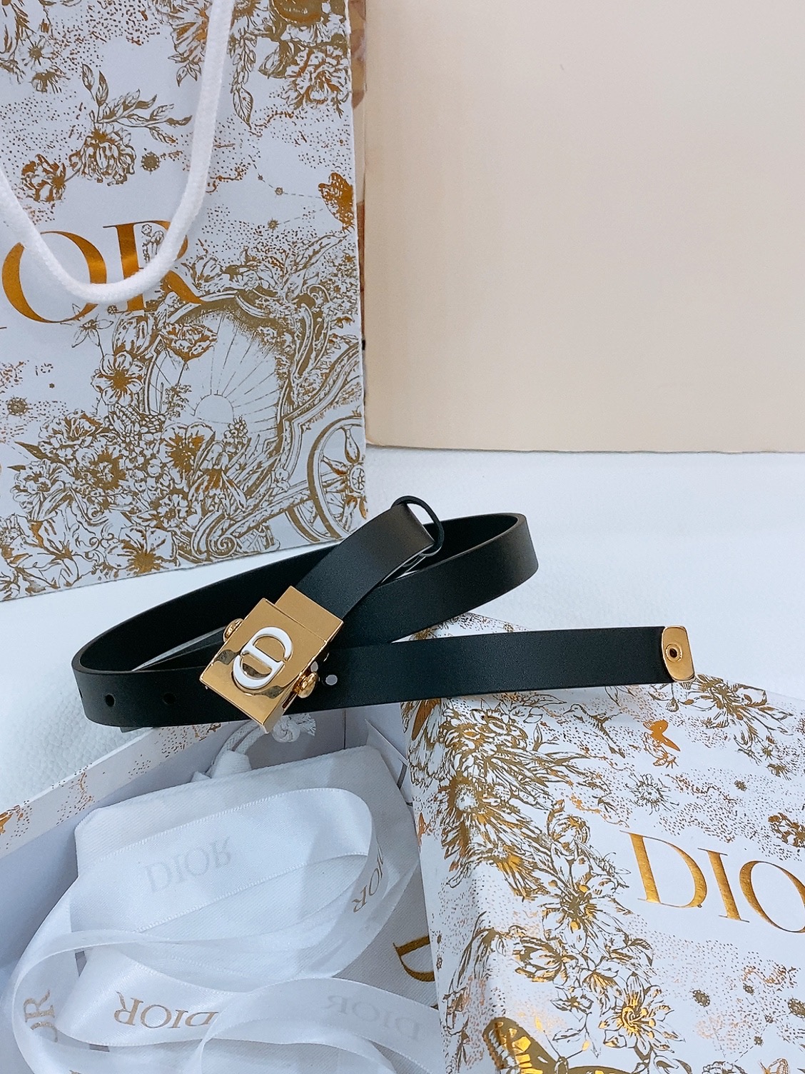  - dior 鎏金扣 这款 Diorpolytechnique 腰带是发布秀的标志性款式，彰显现代优雅