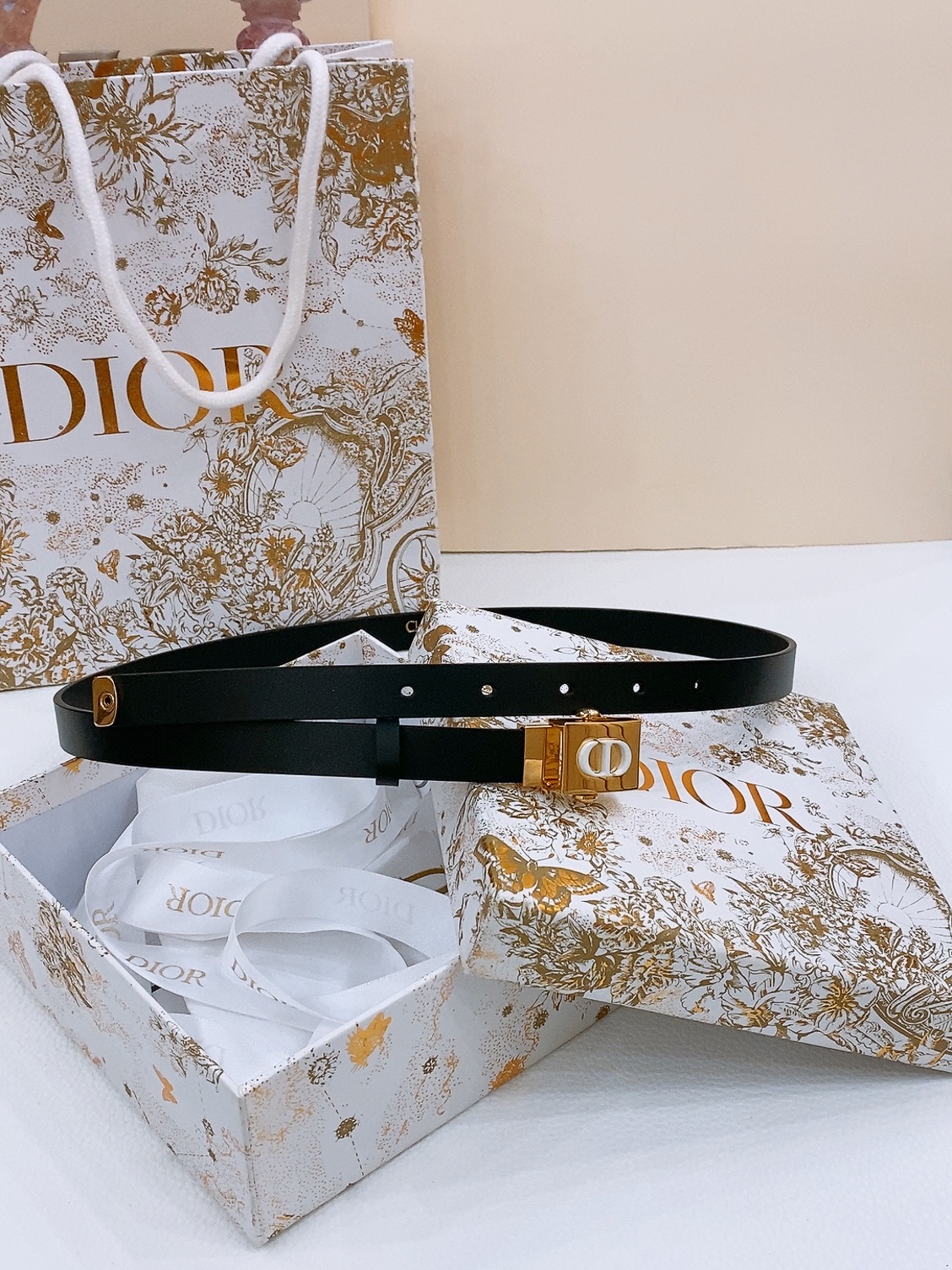  - dior 鎏金扣 这款 Diorpolytechnique 腰带是发布秀的标志性款式，彰显现代优雅