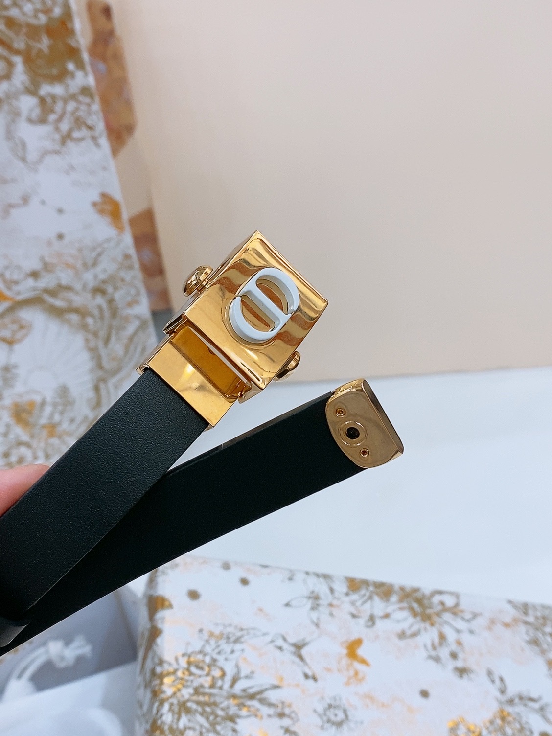  - dior 鎏金扣 这款 Diorpolytechnique 腰带是发布秀的标志性款式，彰显现代优雅