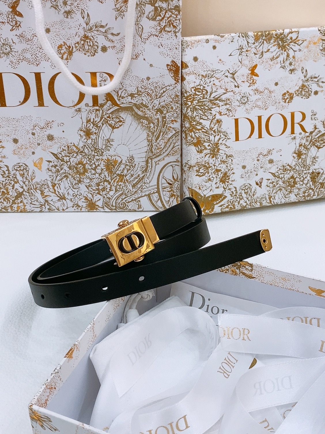  - dior 鎏金扣 这款 Diorpolytechnique 腰带是发布秀的标志性款式，彰显现代优雅