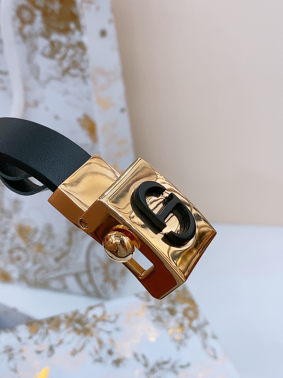  - dior 鎏金扣 这款 Diorpolytechnique 腰带是发布秀的标志性款式，彰显现代优雅