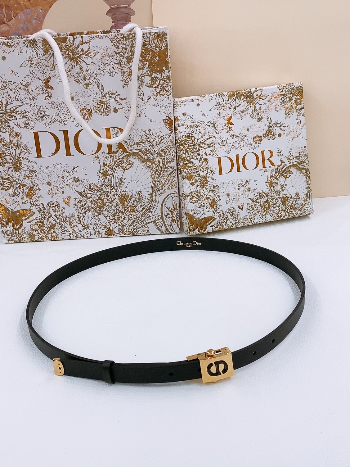  - dior 鎏金扣 这款 Diorpolytechnique 腰带是发布秀的标志性款式，彰显现代优雅