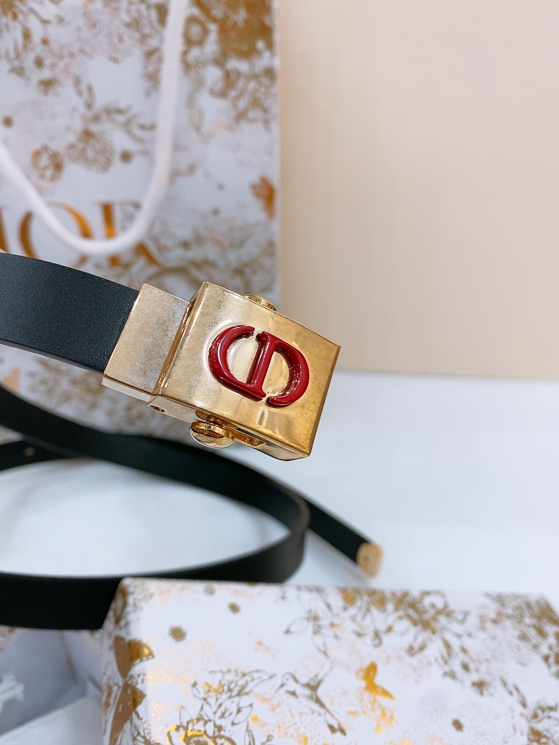  - dior 鎏金扣 这款 Diorpolytechnique 腰带是发布秀的标志性款式，彰显现代优雅