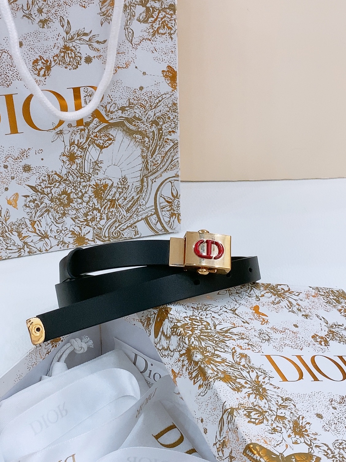  - dior 鎏金扣 这款 Diorpolytechnique 腰带是发布秀的标志性款式，彰显现代优雅