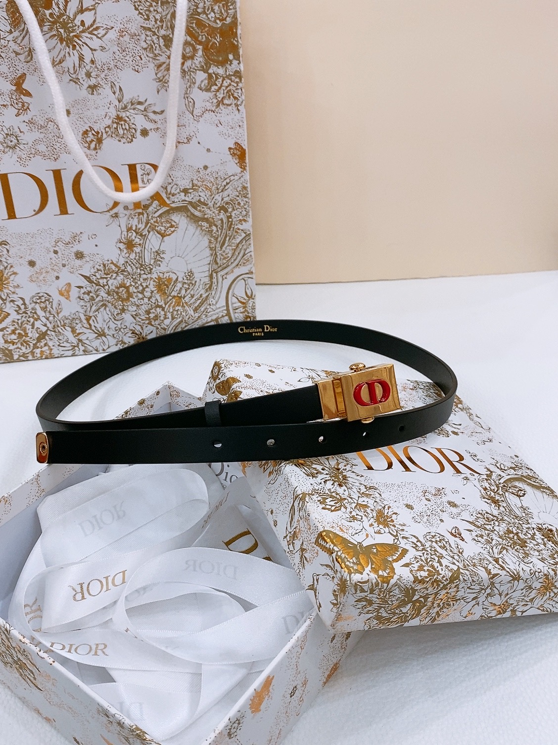  - dior 鎏金扣 这款 Diorpolytechnique 腰带是发布秀的标志性款式，彰显现代优雅