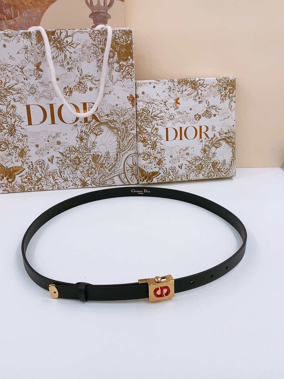  - dior 鎏金扣 这款 Diorpolytechnique 腰带是发布秀的标志性款式，彰显现代优雅