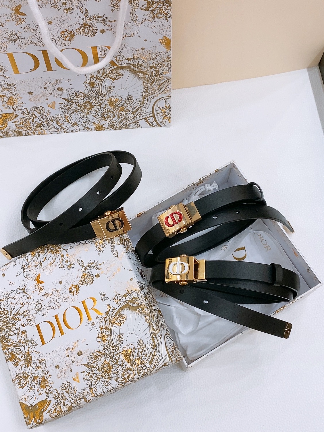  - dior 鎏金扣 这款 Diorpolytechnique 腰带是发布秀的标志性款式，彰显现代优雅