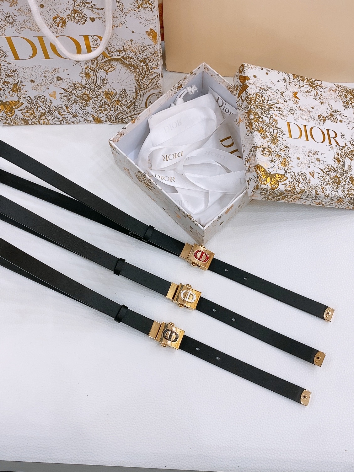  - dior 鎏金扣 这款 Diorpolytechnique 腰带是发布秀的标志性款式，彰显现代优雅