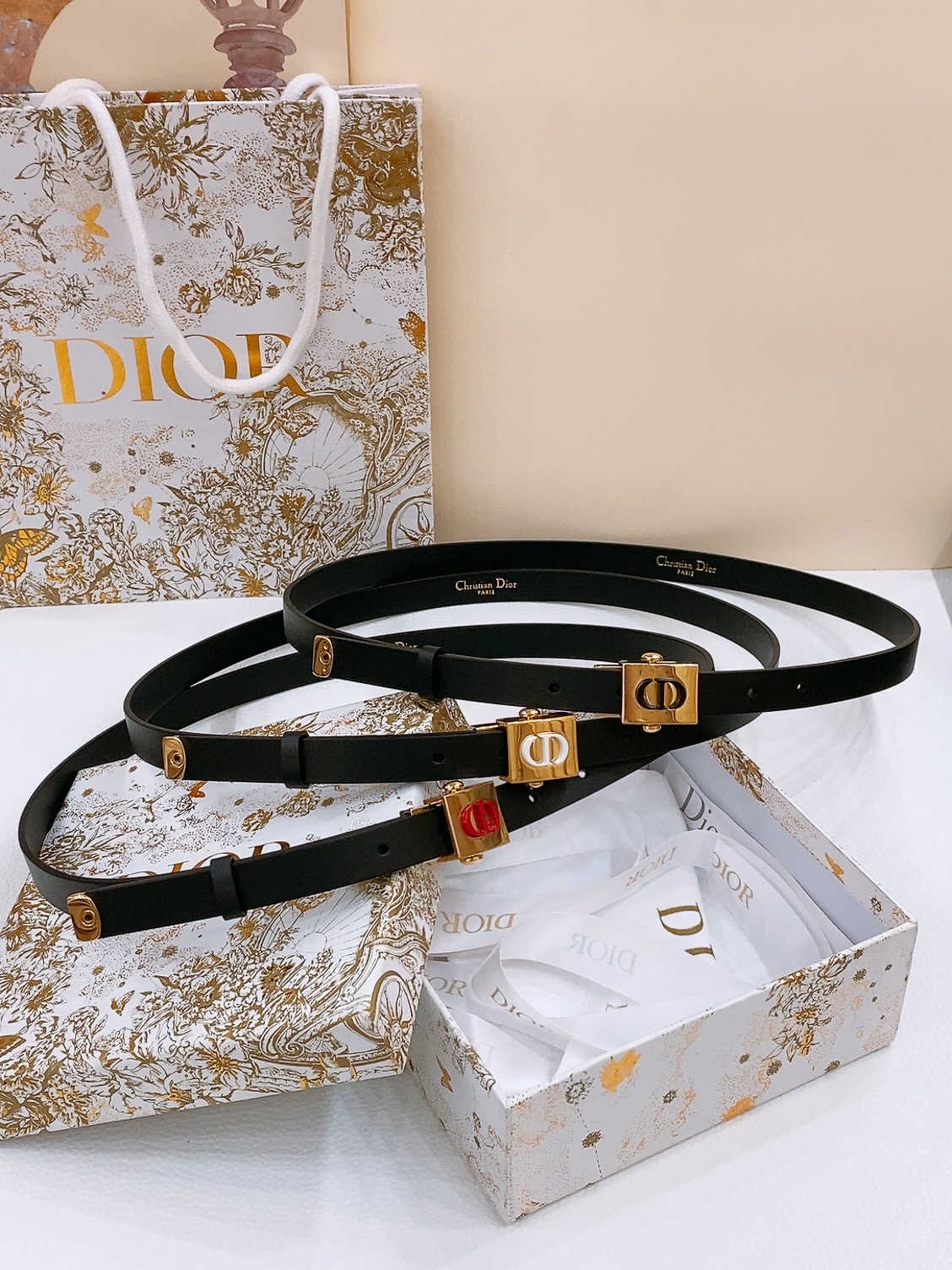  - dior 鎏金扣 这款 Diorpolytechnique 腰带是发布秀的标志性款式，彰显现代优雅