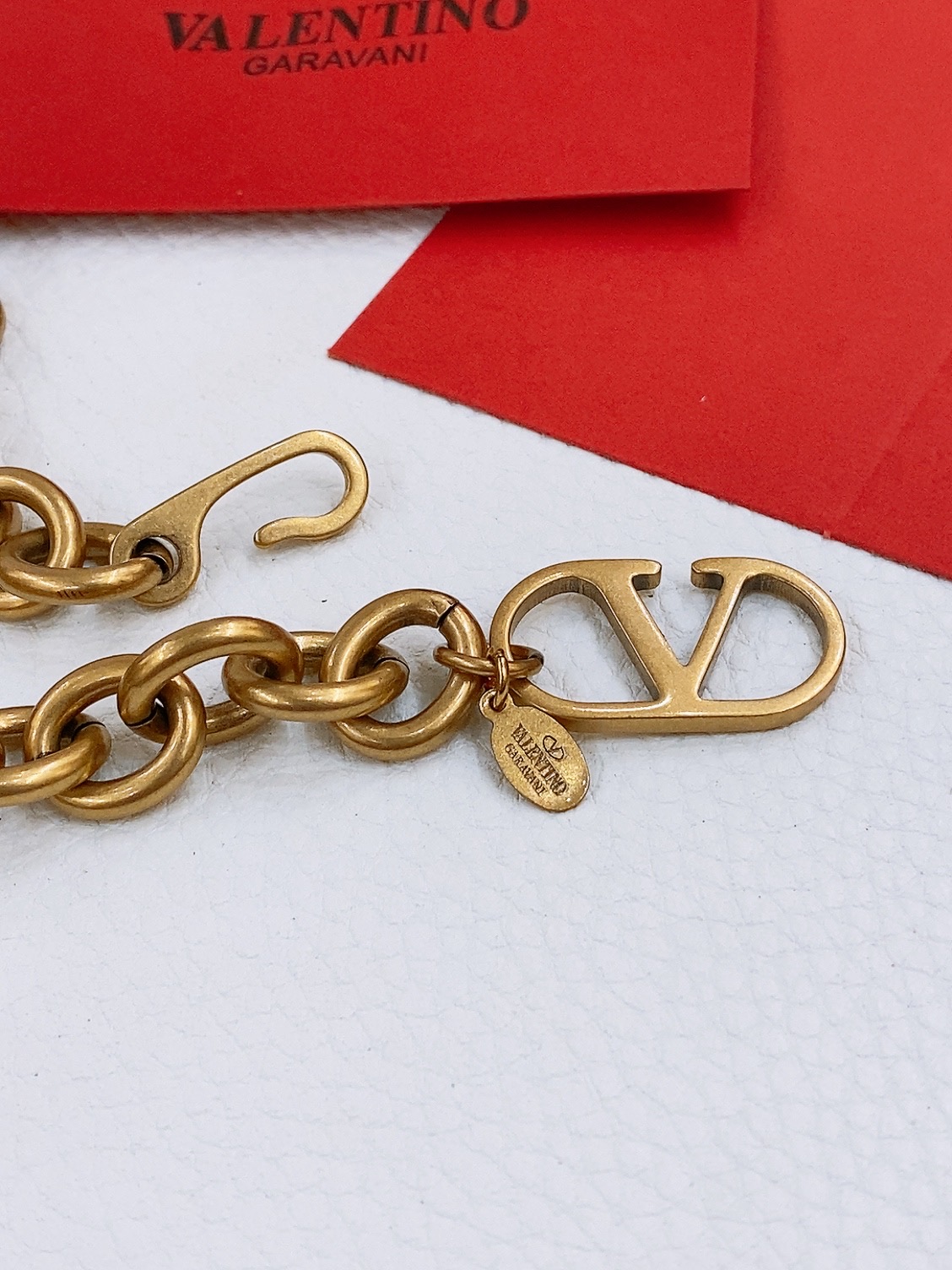 - 华伦天奴 Garavani VLogo Signature 金属链条腰带-银色调效果-Logo细节开