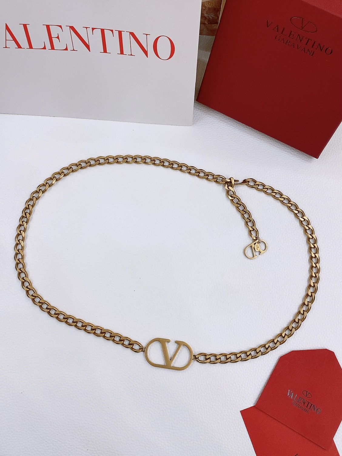 - 华伦天奴 Garavani VLogo Signature 金属链条腰带-银色调效果-Logo细节开