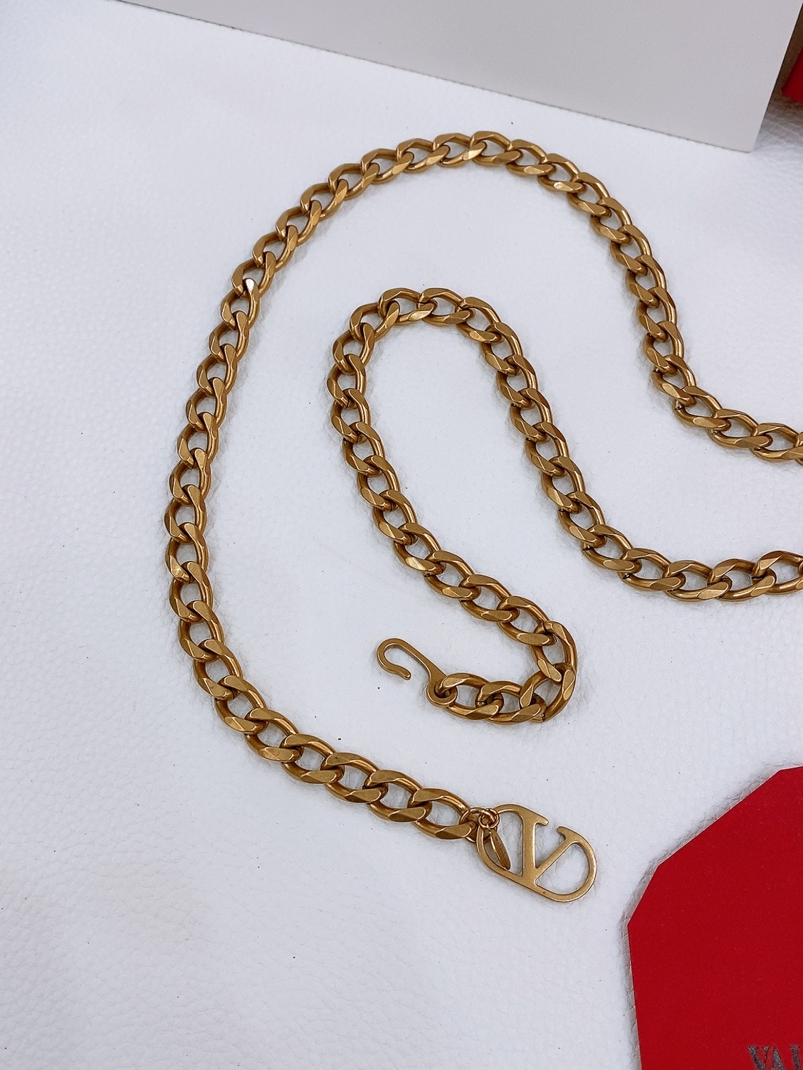 - 华伦天奴 Garavani VLogo Signature 金属链条腰带-银色调效果-Logo细节开