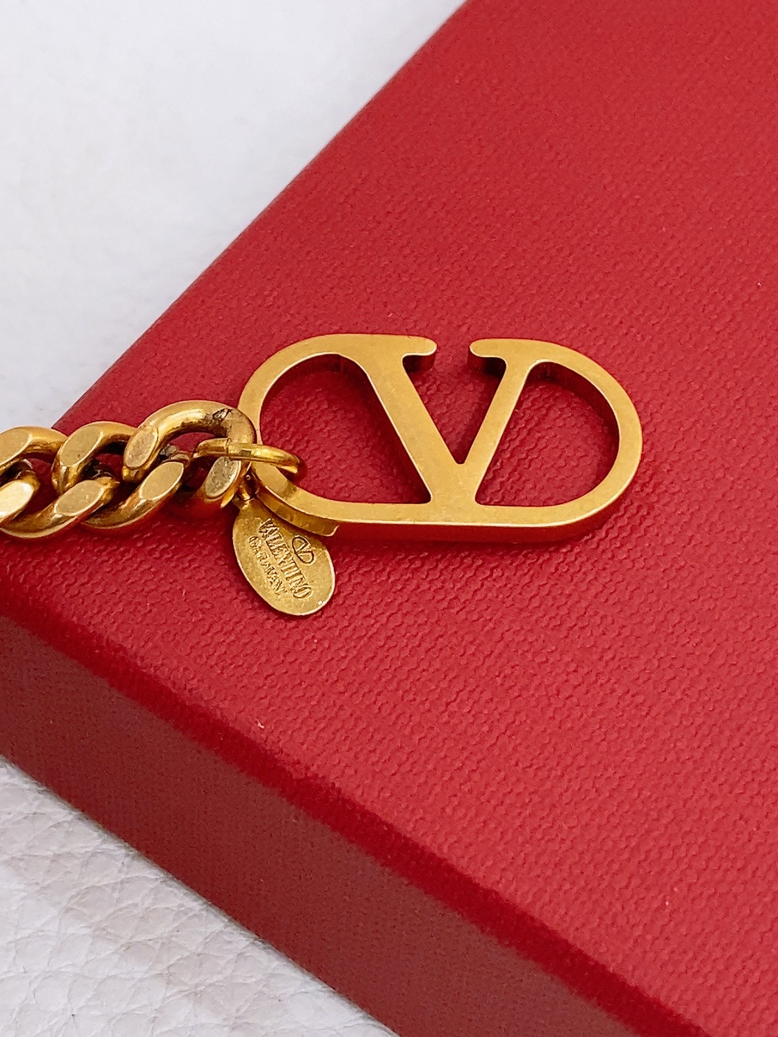 - 华伦天奴 Garavani VLogo Signature 金属链条腰带-银色调效果-Logo细节开