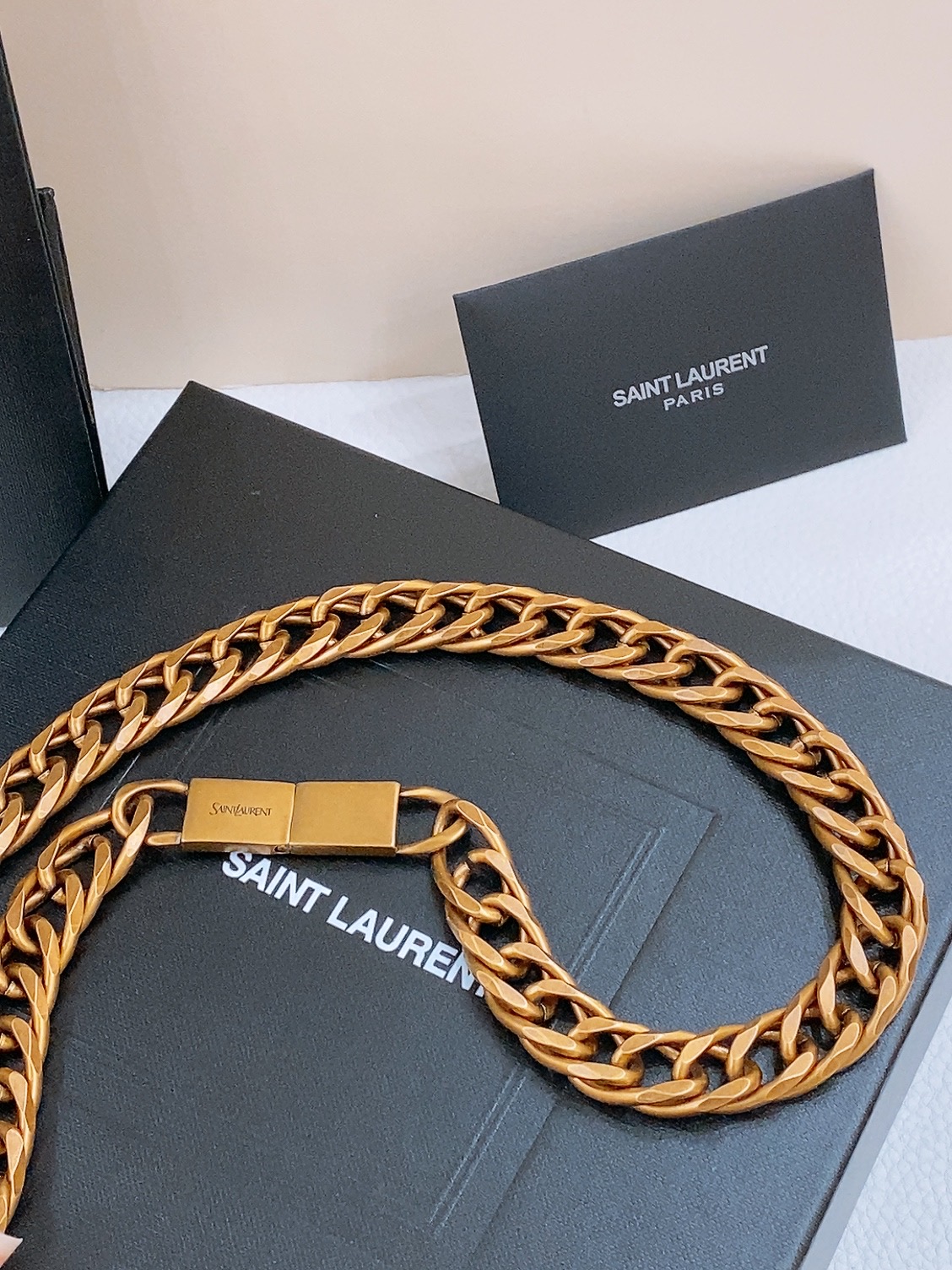 -圣罗兰｜YSL 腰链✨时髦必备 黄铜金属链条的设计 增添了一抹时尚的亮光 轻松应对各种场合 无论是日常出街还是重要聚会