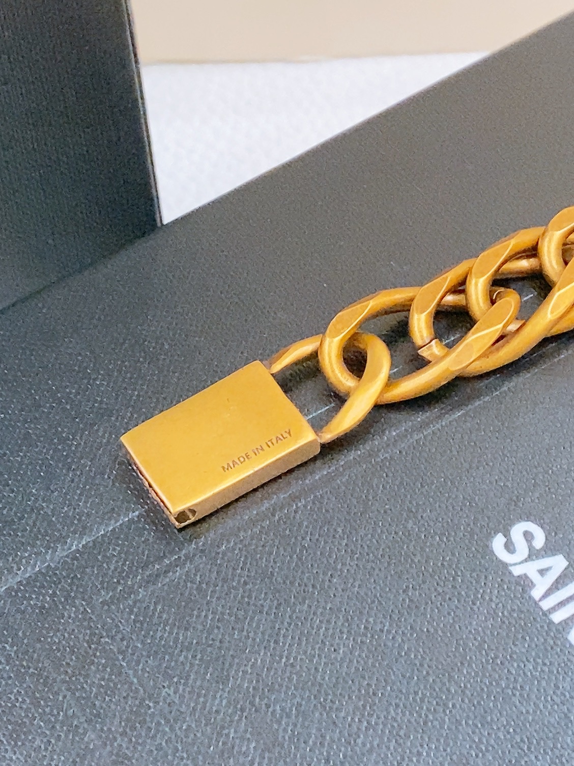 -圣罗兰｜YSL 腰链✨时髦必备 黄铜金属链条的设计 增添了一抹时尚的亮光 轻松应对各种场合 无论是日常出街还是重要聚会