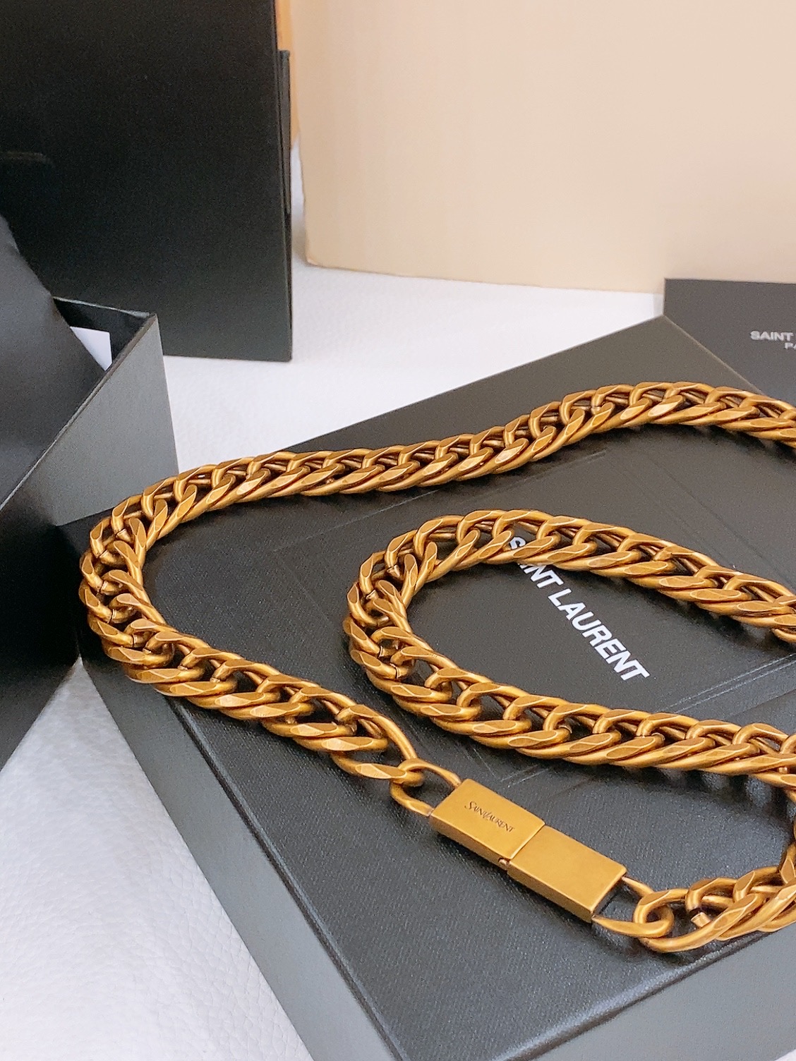 -圣罗兰｜YSL 腰链✨时髦必备 黄铜金属链条的设计 增添了一抹时尚的亮光 轻松应对各种场合 无论是日常出街还是重要聚会