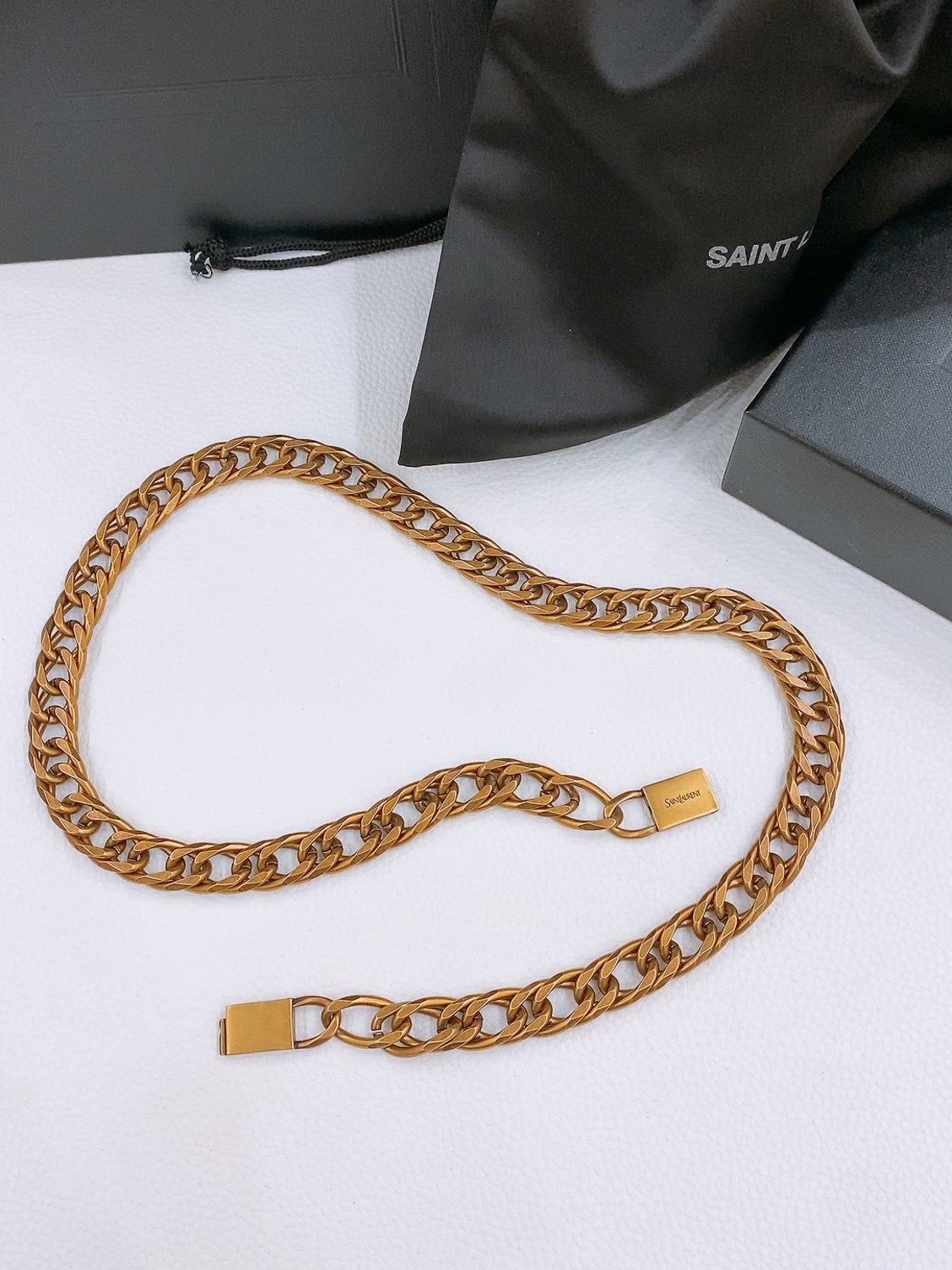 -圣罗兰｜YSL 腰链✨时髦必备 黄铜金属链条的设计 增添了一抹时尚的亮光 轻松应对各种场合 无论是日常出街还是重要聚会