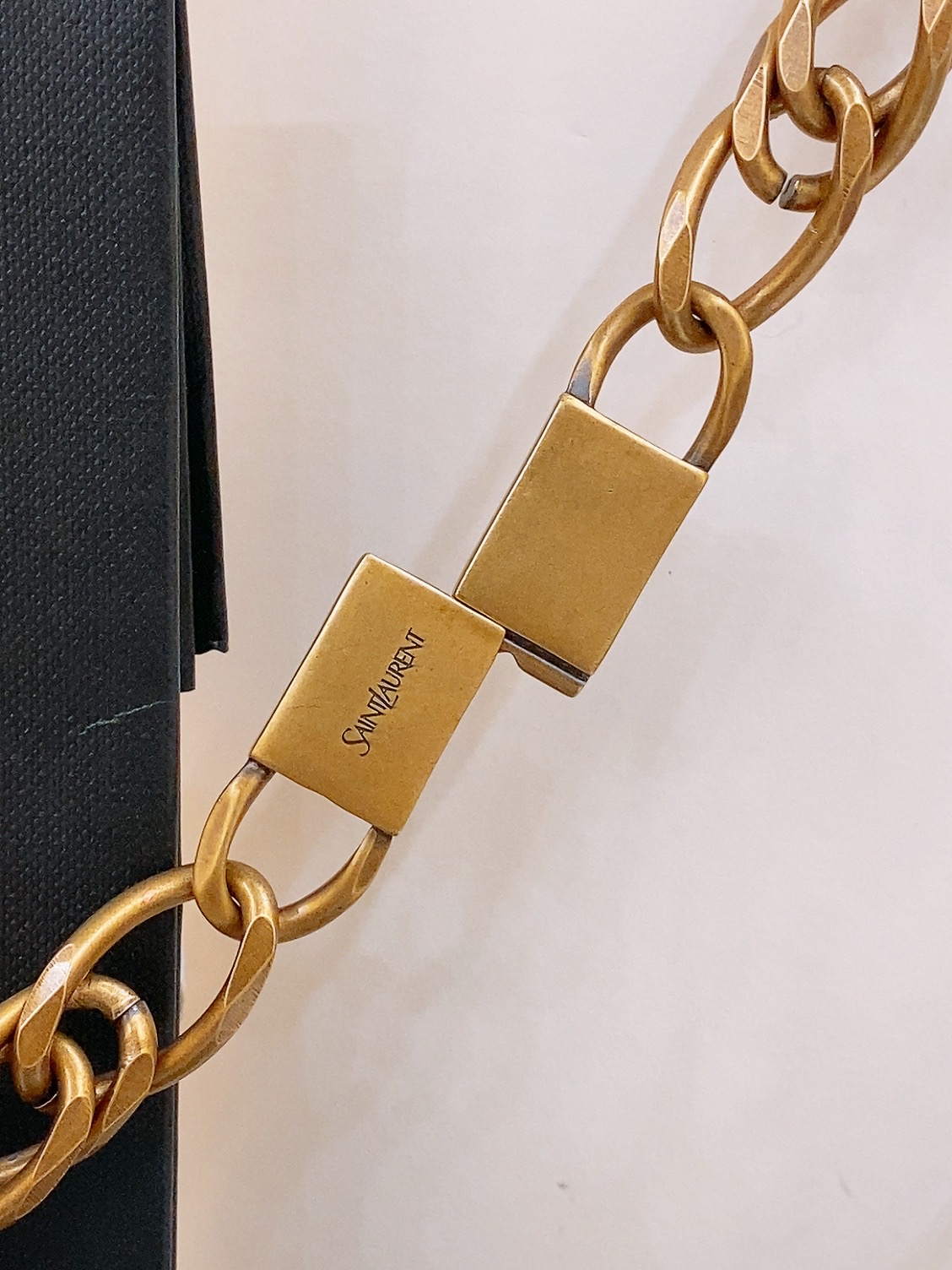 -圣罗兰｜YSL 腰链✨时髦必备 黄铜金属链条的设计 增添了一抹时尚的亮光 轻松应对各种场合 无论是日常出街还是重要聚会