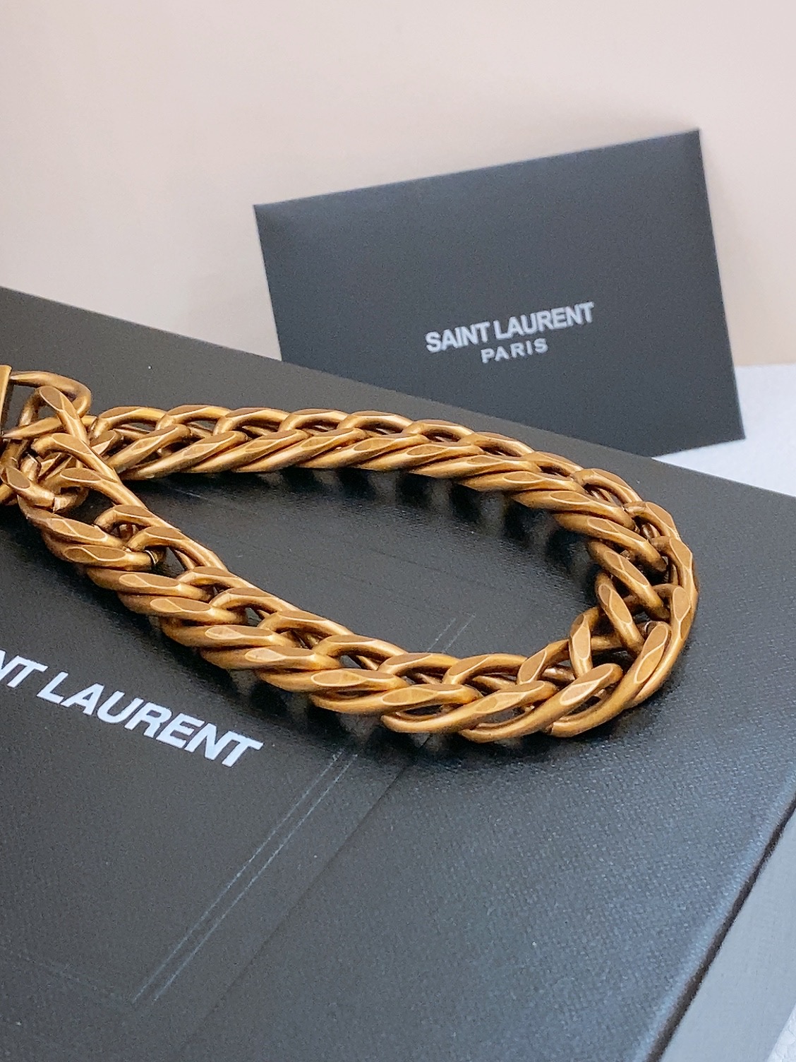 -圣罗兰｜YSL 腰链✨时髦必备 黄铜金属链条的设计 增添了一抹时尚的亮光 轻松应对各种场合 无论是日常出街还是重要聚会
