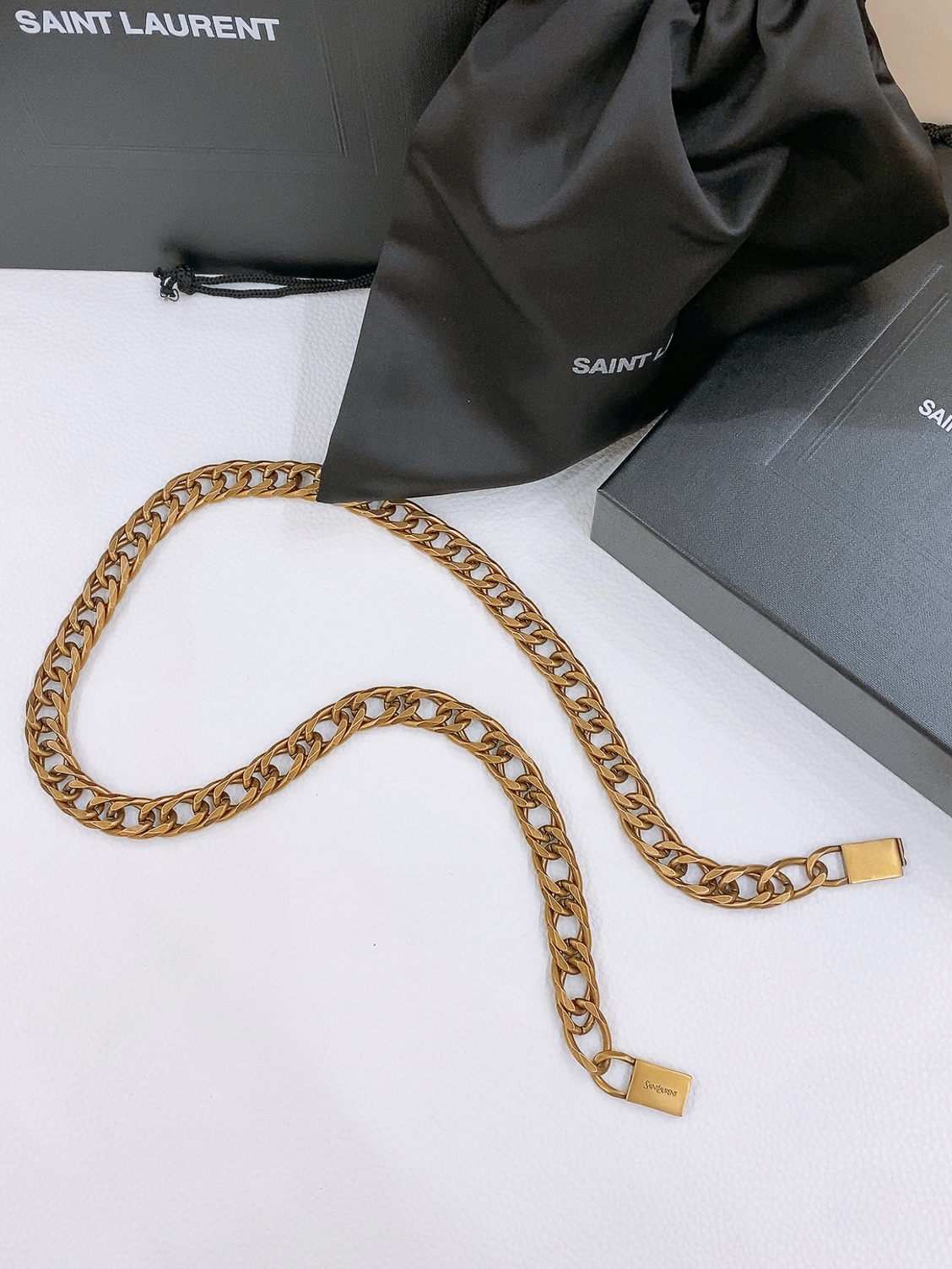 -圣罗兰｜YSL 腰链✨时髦必备 黄铜金属链条的设计 增添了一抹时尚的亮光 轻松应对各种场合 无论是日常出街还是重要聚会