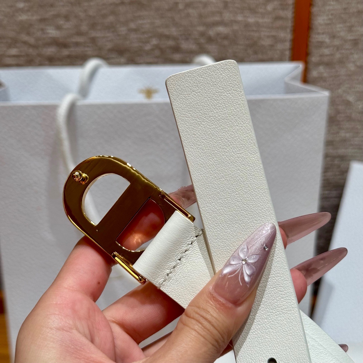 -迪家dior新款女士腰带
这款30Montaigne 腰带从同名经典手袋👜汲取灵感，采用棕色光滑牛皮革